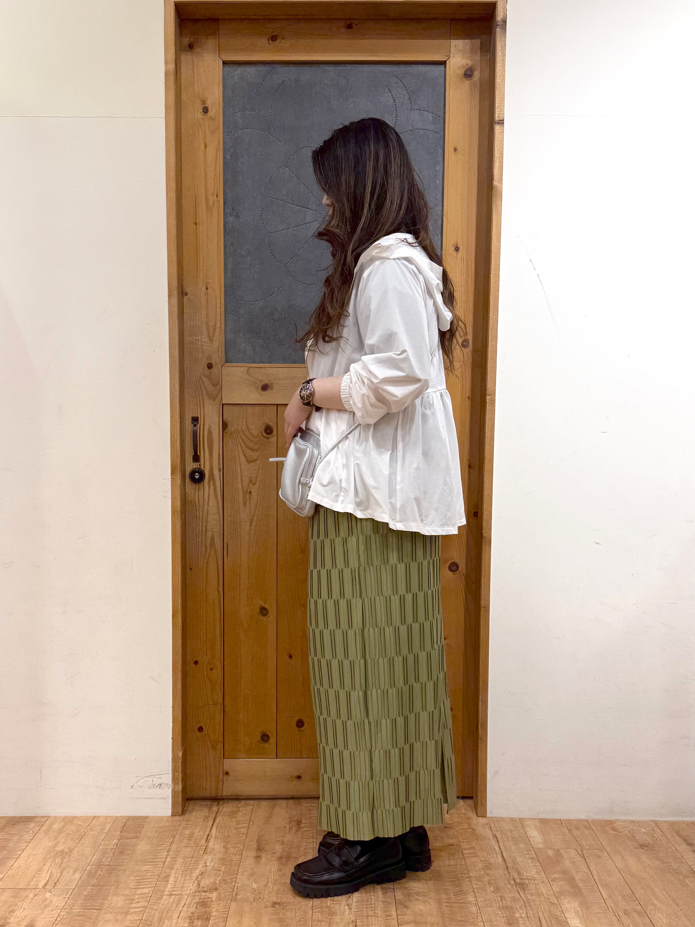 Ayana.さんの「SHOO･LA･RUE｜【ひんやり/S-LL/体型カバー】ペプラムフリルとゴールドパーツが女性らしい UVパーカ」を使ったコーディネート