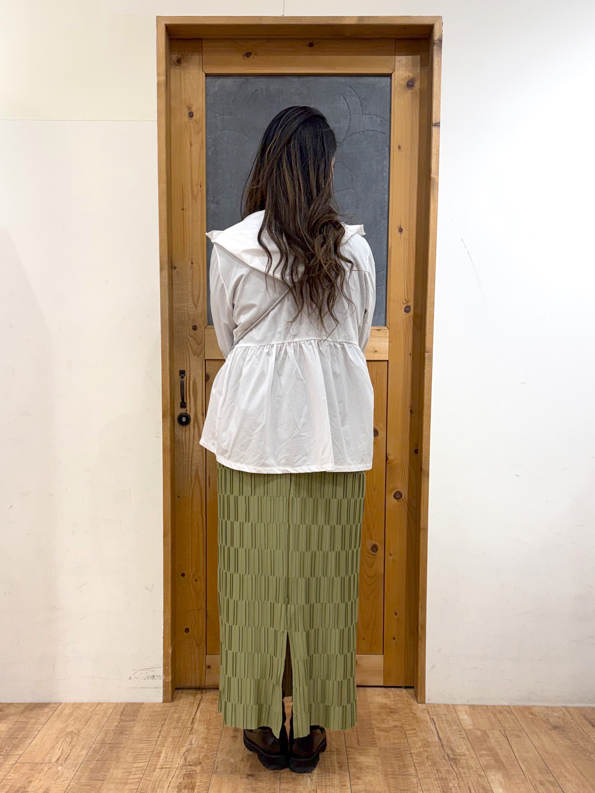 Ayana.さんの「SHOO･LA･RUE｜【ひんやり/S-LL/体型カバー】ペプラムフリルとゴールドパーツが女性らしい UVパーカ」を使ったコーディネート