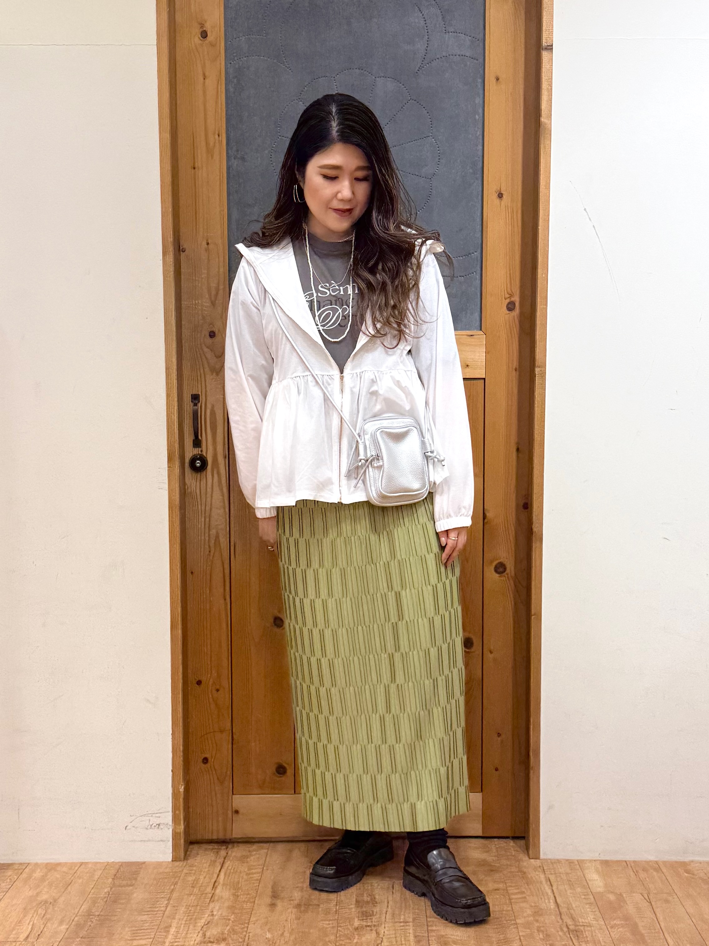 Ayana.さんの「SHOO･LA･RUE｜【ひんやり/S-LL/体型カバー】ペプラムフリルとゴールドパーツが女性らしい UVパーカ」を使ったコーディネート