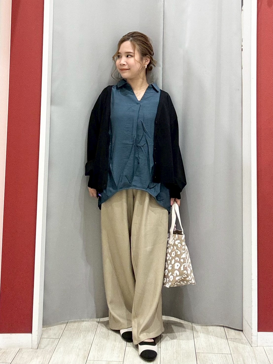 shioさんの「SHOO･LA･RUE｜【洗濯機可/ひんやり/UV】さらっとしたタッチが心地よい ショート丈 Vネックカーディガン」を使ったコーディネート