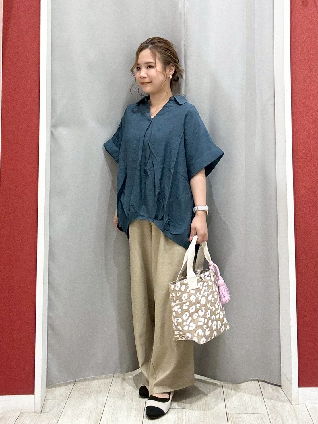 shioさんの「SHOO･LA･RUE｜【洗濯機可/ひんやり/UV】さらっとしたタッチが心地よい ショート丈 Vネックカーディガン」を使ったコーディネート