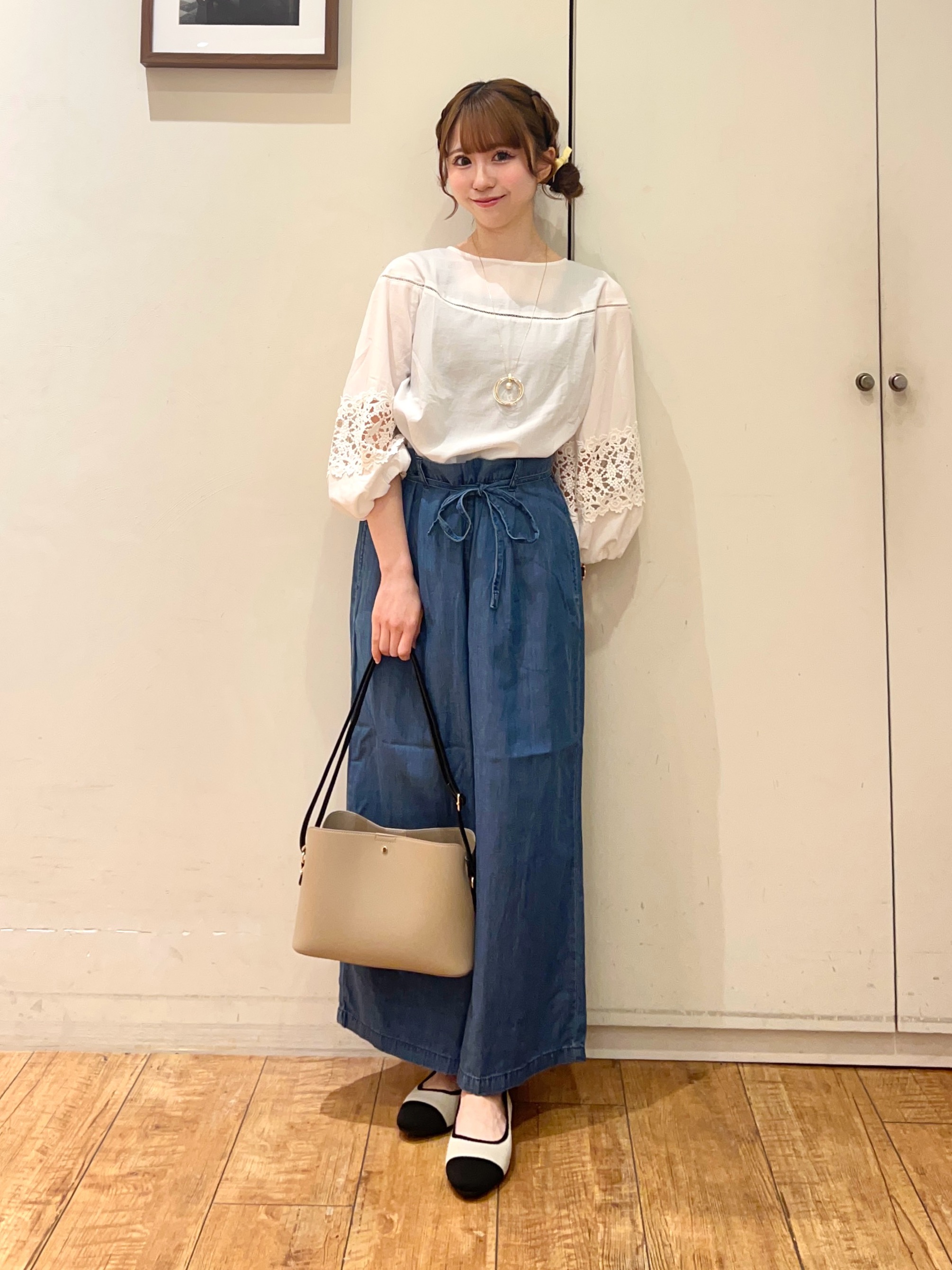 AIRIさんの「SHOO･LA･RUE｜【洗濯機可/7分袖】インせず着られる 透かし編み柄が上品な レース切替シャツ」を使ったコーディネート