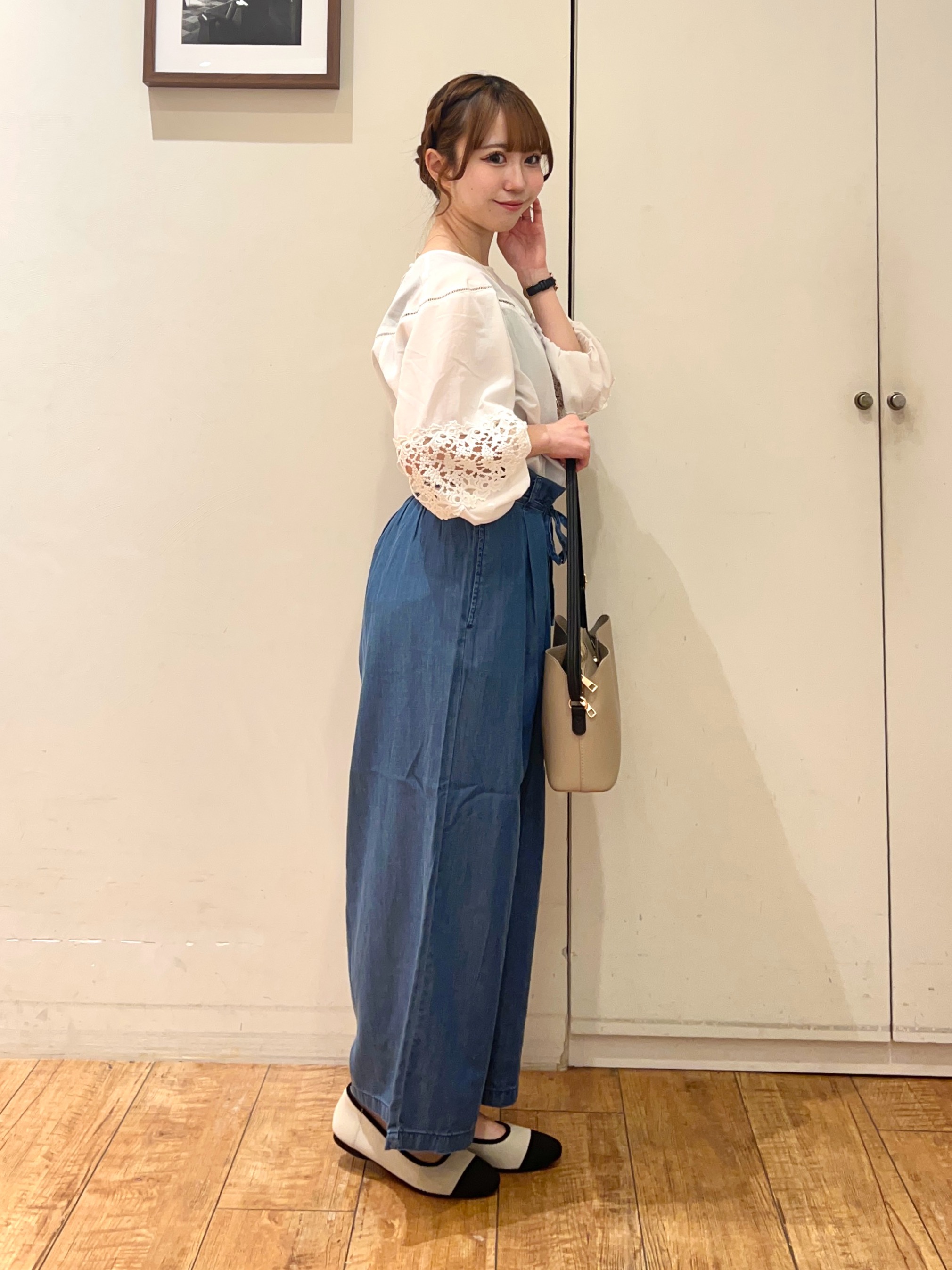 AIRIさんの「SHOO･LA･RUE｜【洗濯機可/7分袖】インせず着られる 透かし編み柄が上品な レース切替シャツ」を使ったコーディネート