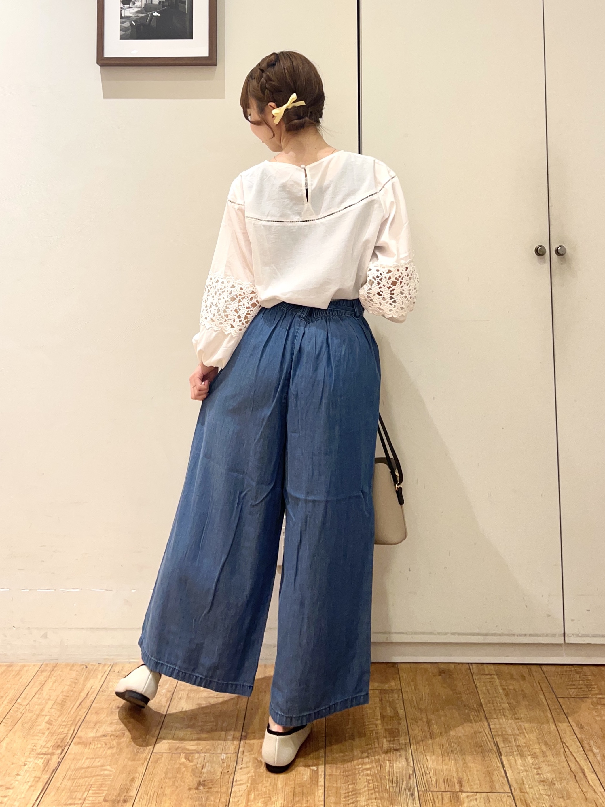 AIRIさんの「SHOO･LA･RUE｜【洗濯機可/7分袖】インせず着られる 透かし編み柄が上品な レース切替シャツ」を使ったコーディネート