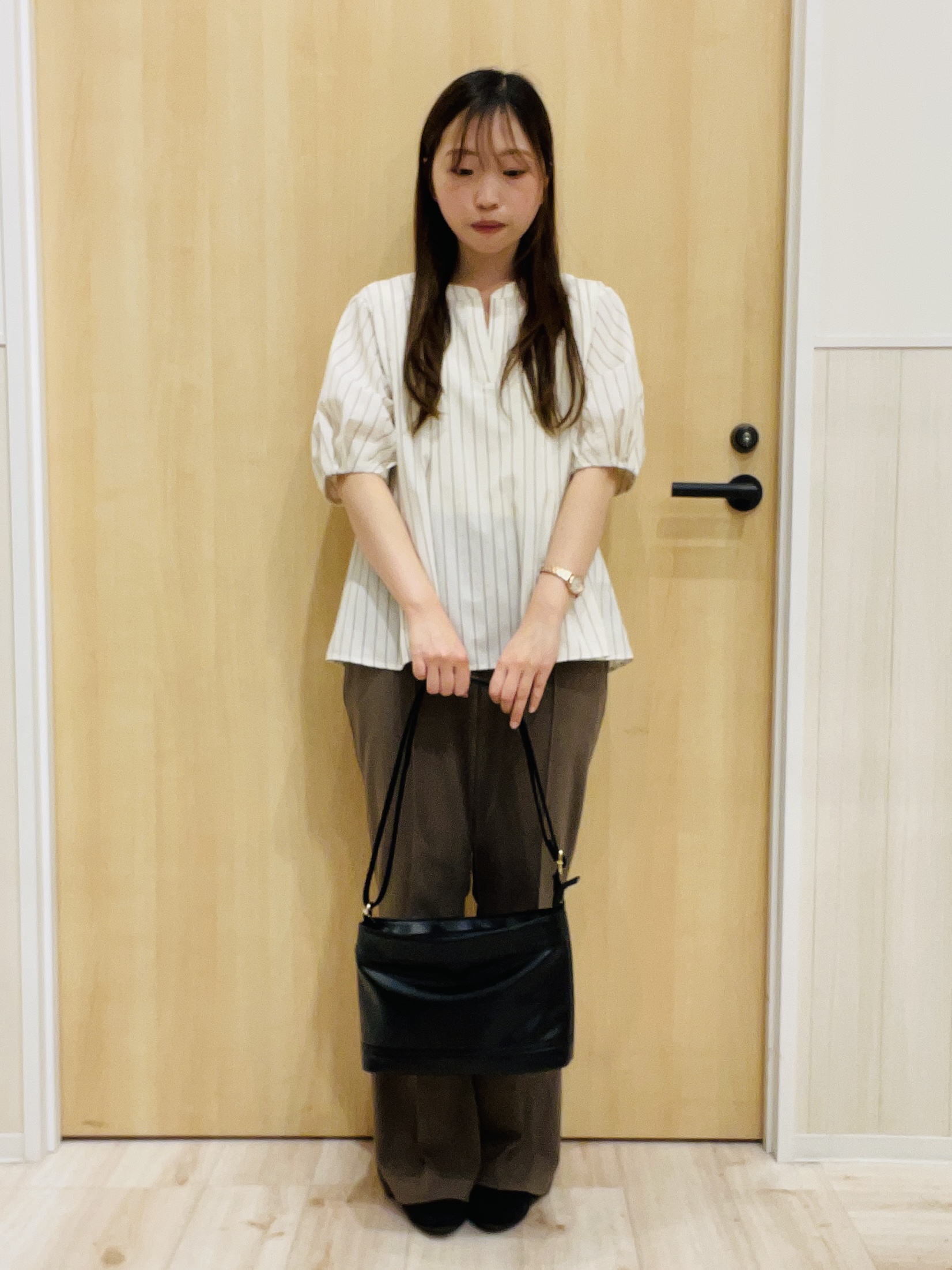 minamiさんの「SHOO･LA･RUE｜【高レビュー/洗濯後しわになりにくい/インせず着られる】自然に体型カバー 麻調ペプラムブラウス」を使ったコーディネート