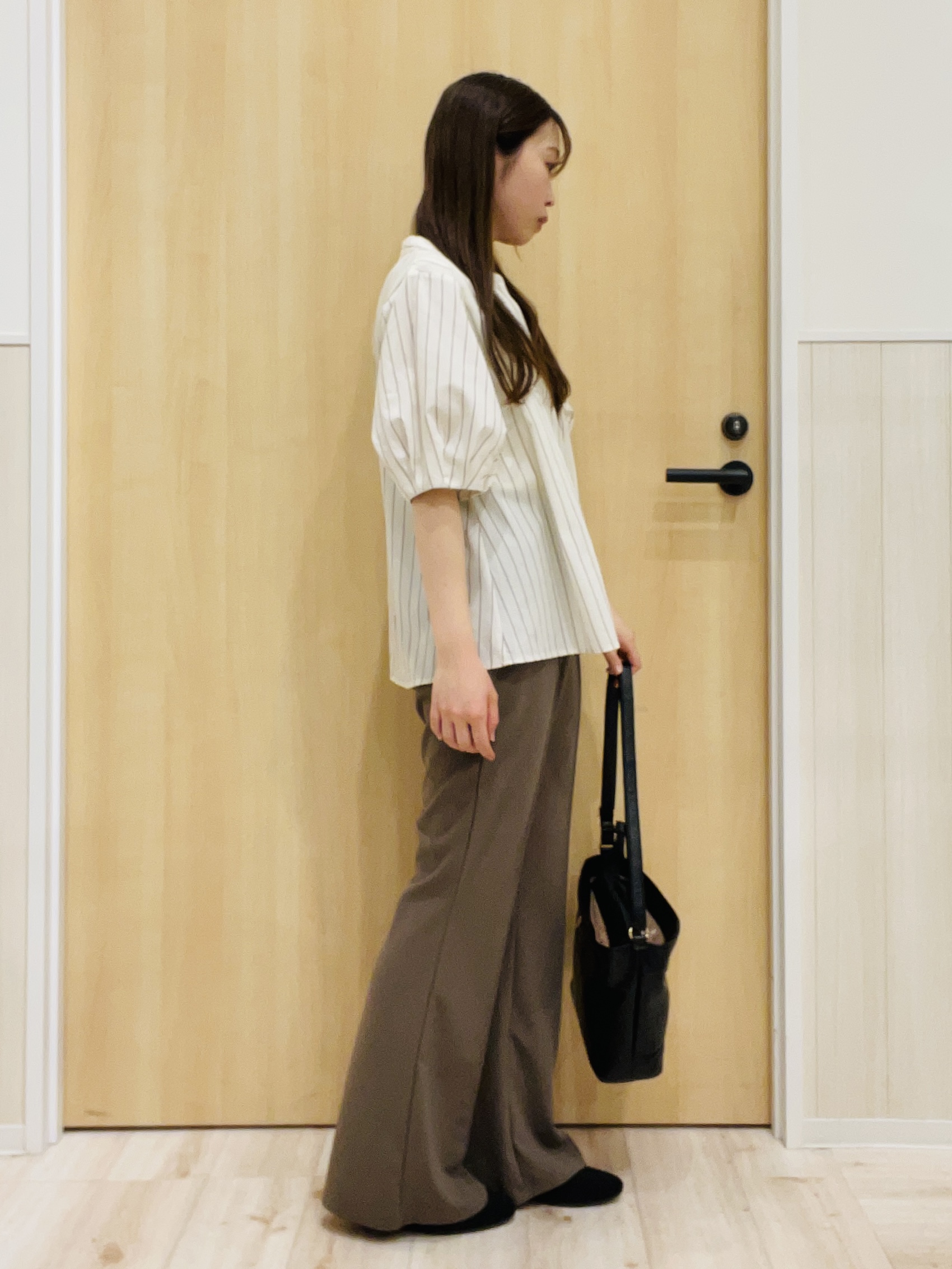 minamiさんの「SHOO･LA･RUE｜【高レビュー/洗濯後しわになりにくい/インせず着られる】自然に体型カバー 麻調ペプラムブラウス」を使ったコーディネート