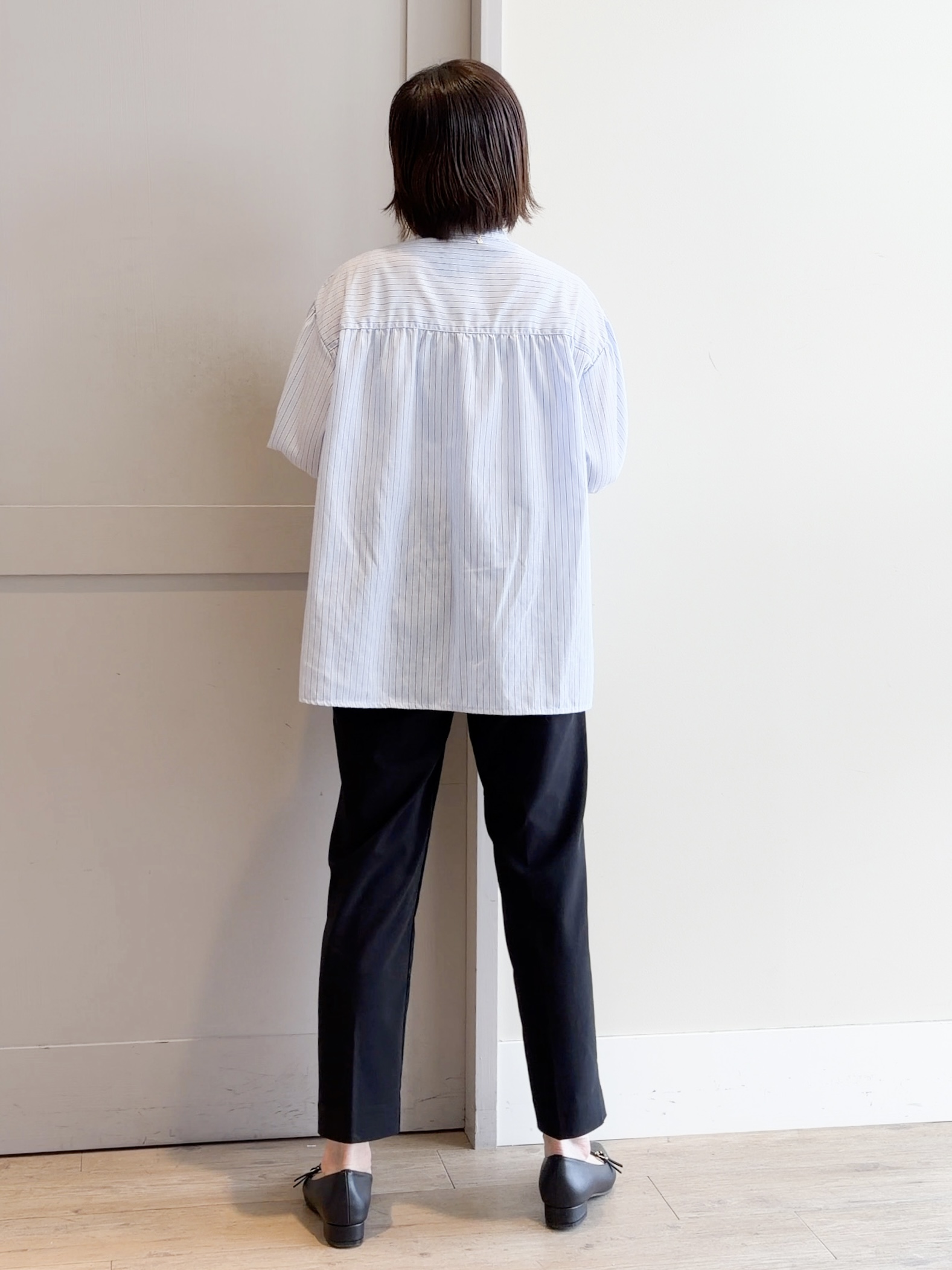 yamakoさんの「grove｜【貴島明日香さん着用／イージーケア／接触冷感】麻混スタンドギャザーシャツ」を使ったコーディネート
