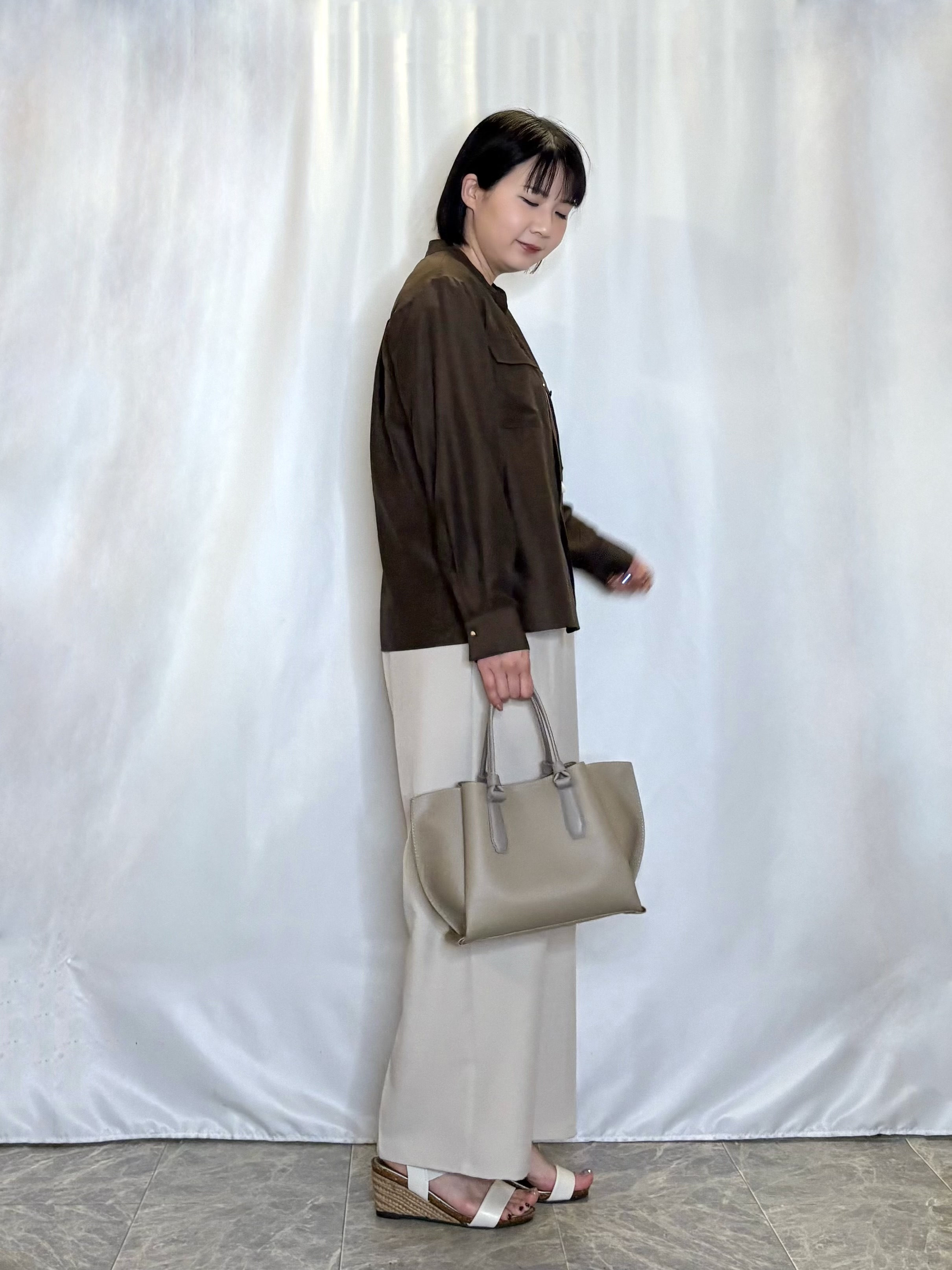 ネリさんの「SHOO･LA･RUE｜【洗濯後しわになりにくい/S-LL/UV】きれいめにもラフにも　フラップポケットがポイントのバンドカ」を使ったコーディネート
