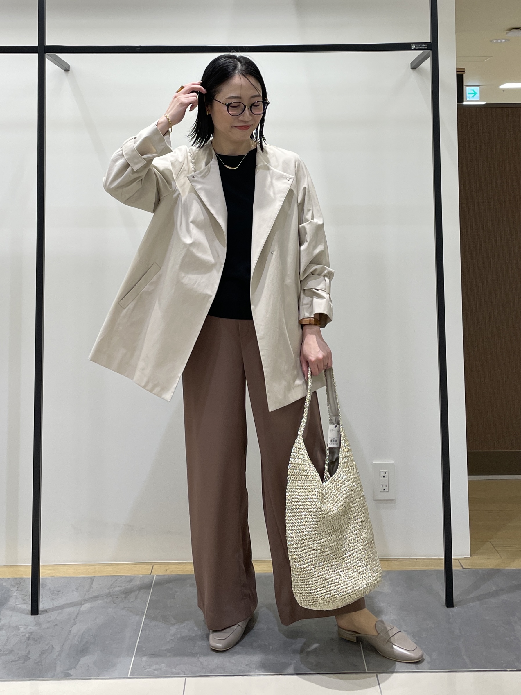 shihoさんの「INDIVI｜【撥水/軽量】ミドル丈 ミニマルトレンチコート」を使ったコーディネート