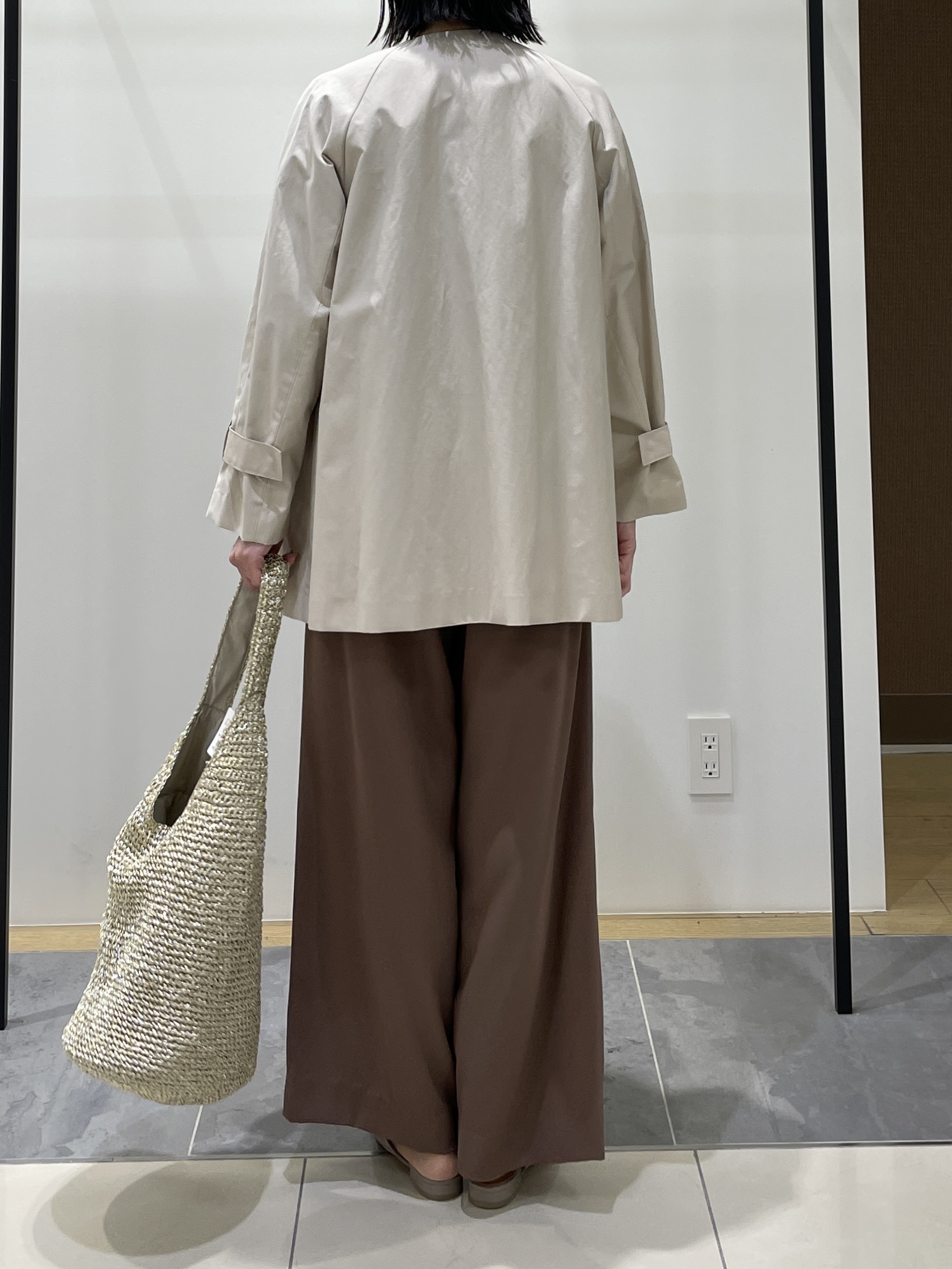 shihoさんの「INDIVI｜【撥水/軽量】ミドル丈 ミニマルトレンチコート」を使ったコーディネート