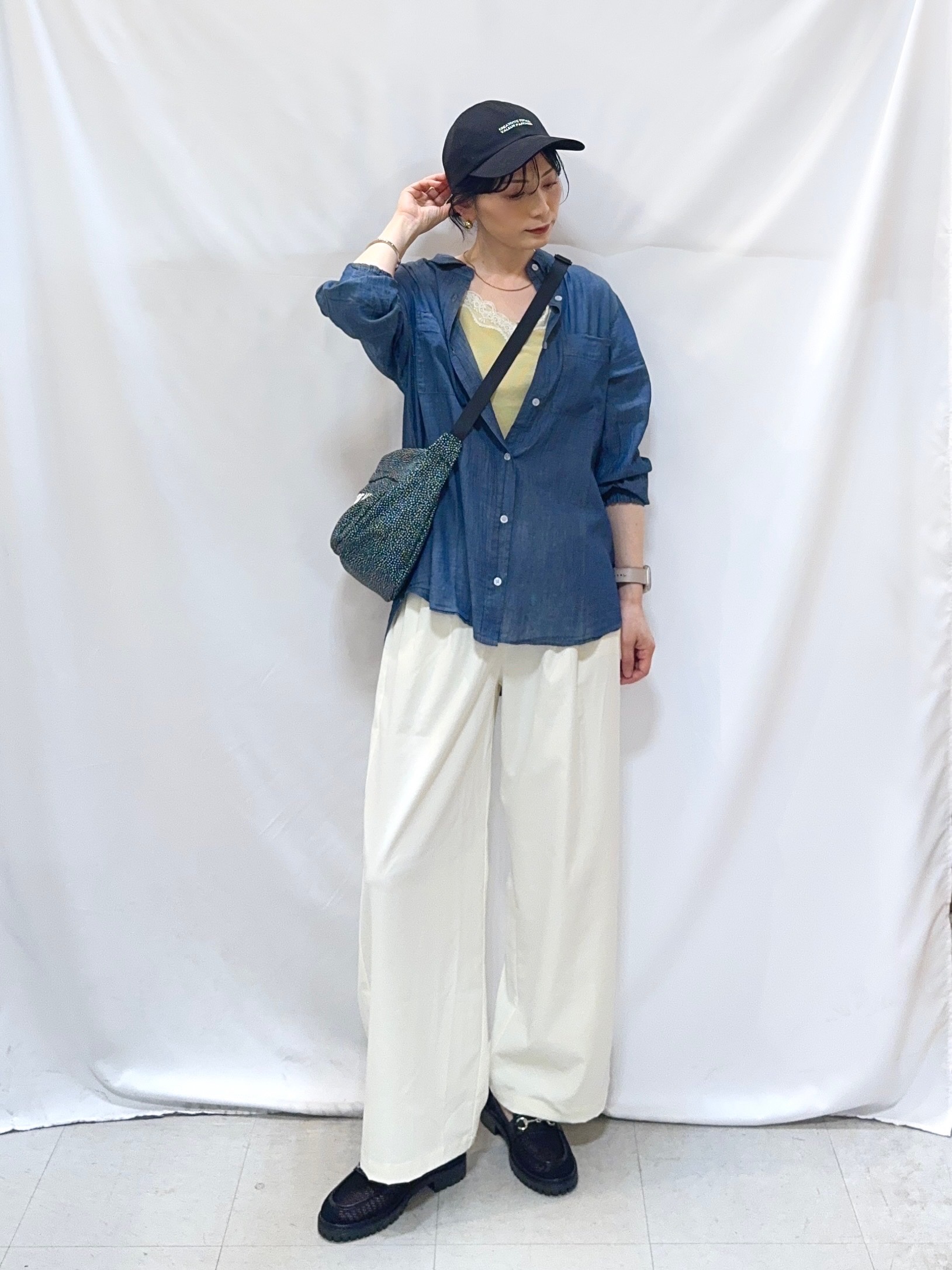 𝐇𝐢𝐫𝐨𝐦𝐢さんの「SHOO･LA･RUE｜【綿100%/UV/S-LL/体型カバー】優しく透ける 柔らかシアーデニムシャツ」を使ったコーディネート