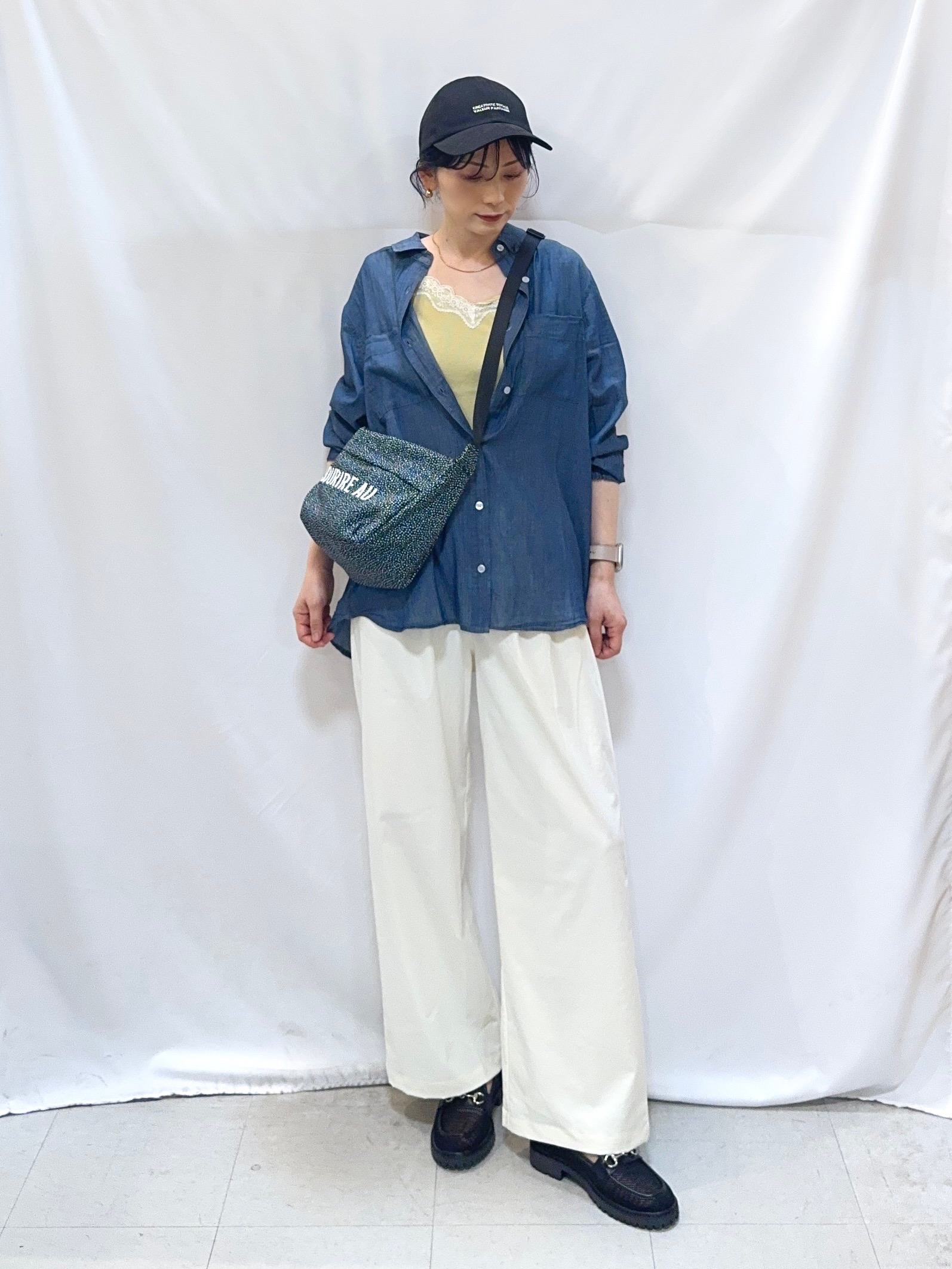 𝐇𝐢𝐫𝐨𝐦𝐢さんの「SHOO･LA･RUE｜【綿100%/UV/S-LL/体型カバー】優しく透ける 柔らかシアーデニムシャツ」を使ったコーディネート
