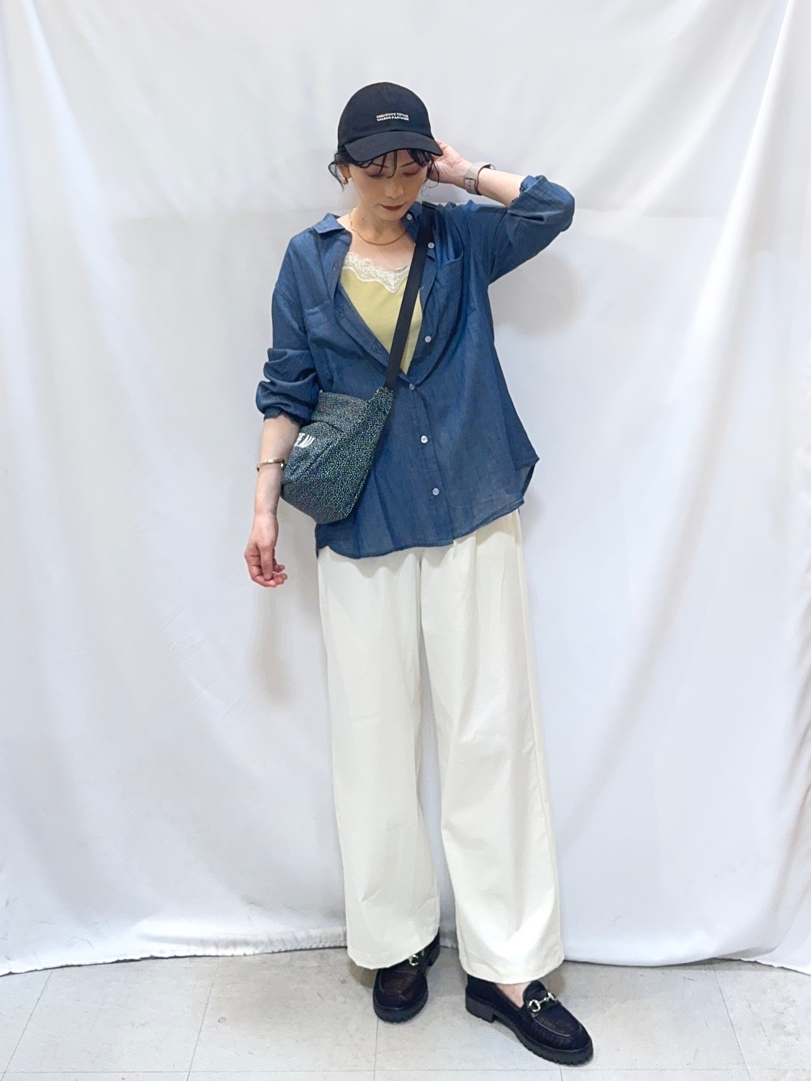 𝐇𝐢𝐫𝐨𝐦𝐢さんの「SHOO･LA･RUE｜【綿100%/UV/S-LL/体型カバー】優しく透ける 柔らかシアーデニムシャツ」を使ったコーディネート