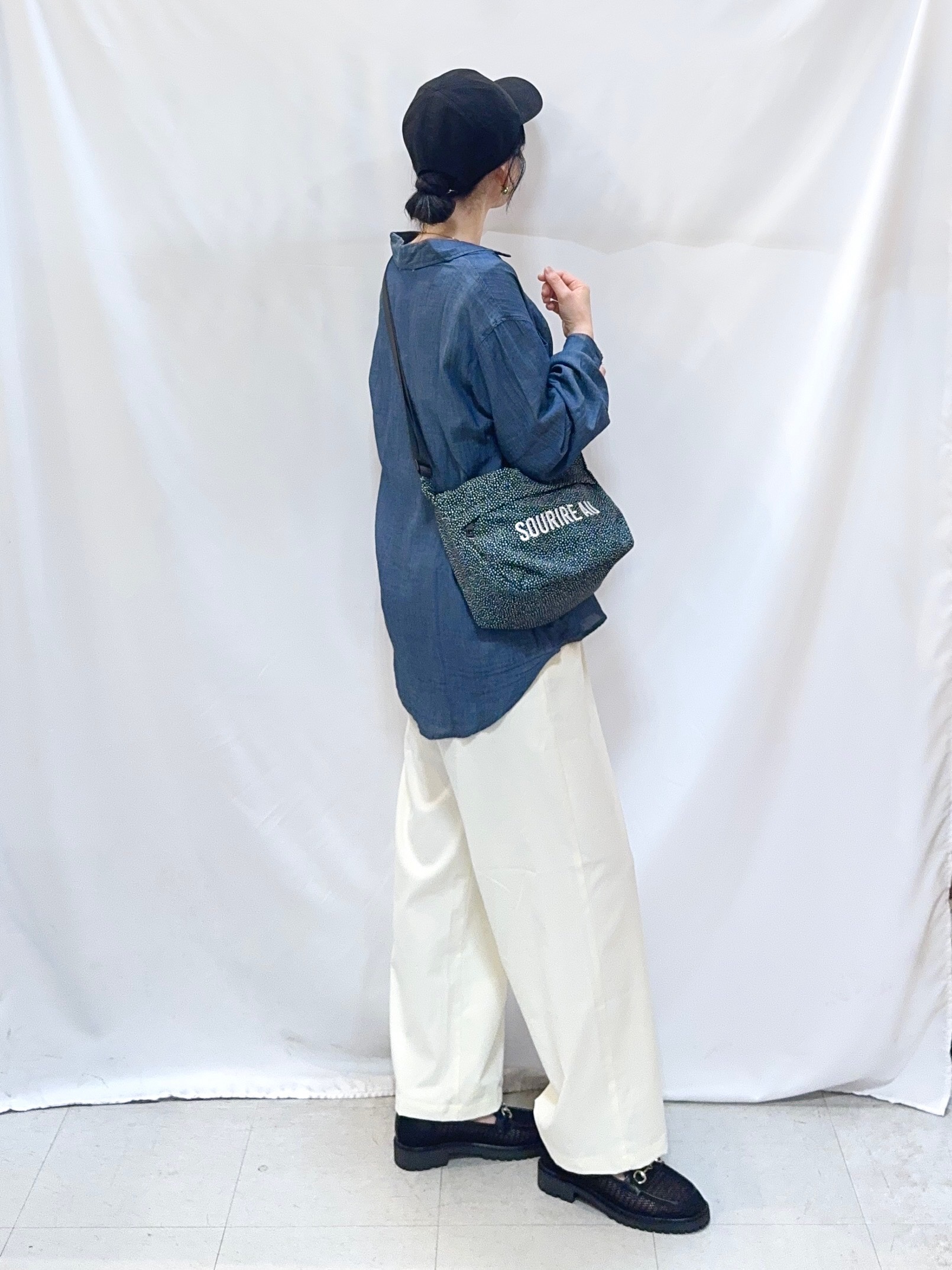 𝐇𝐢𝐫𝐨𝐦𝐢さんの「SHOO･LA･RUE｜【綿100%/UV/S-LL/体型カバー】優しく透ける 柔らかシアーデニムシャツ」を使ったコーディネート