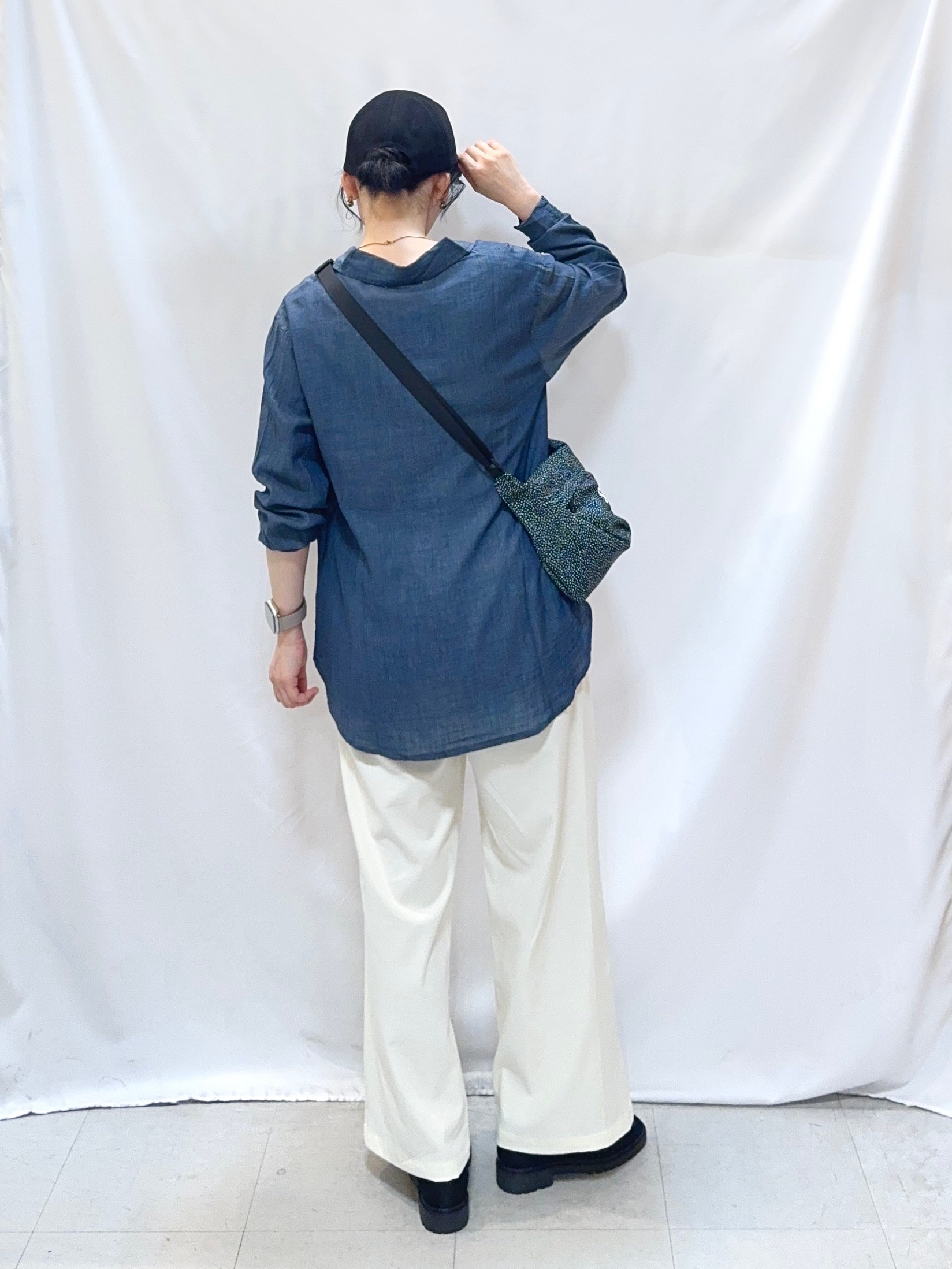 𝐇𝐢𝐫𝐨𝐦𝐢さんの「SHOO･LA･RUE｜【綿100%/UV/S-LL/体型カバー】優しく透ける 柔らかシアーデニムシャツ」を使ったコーディネート