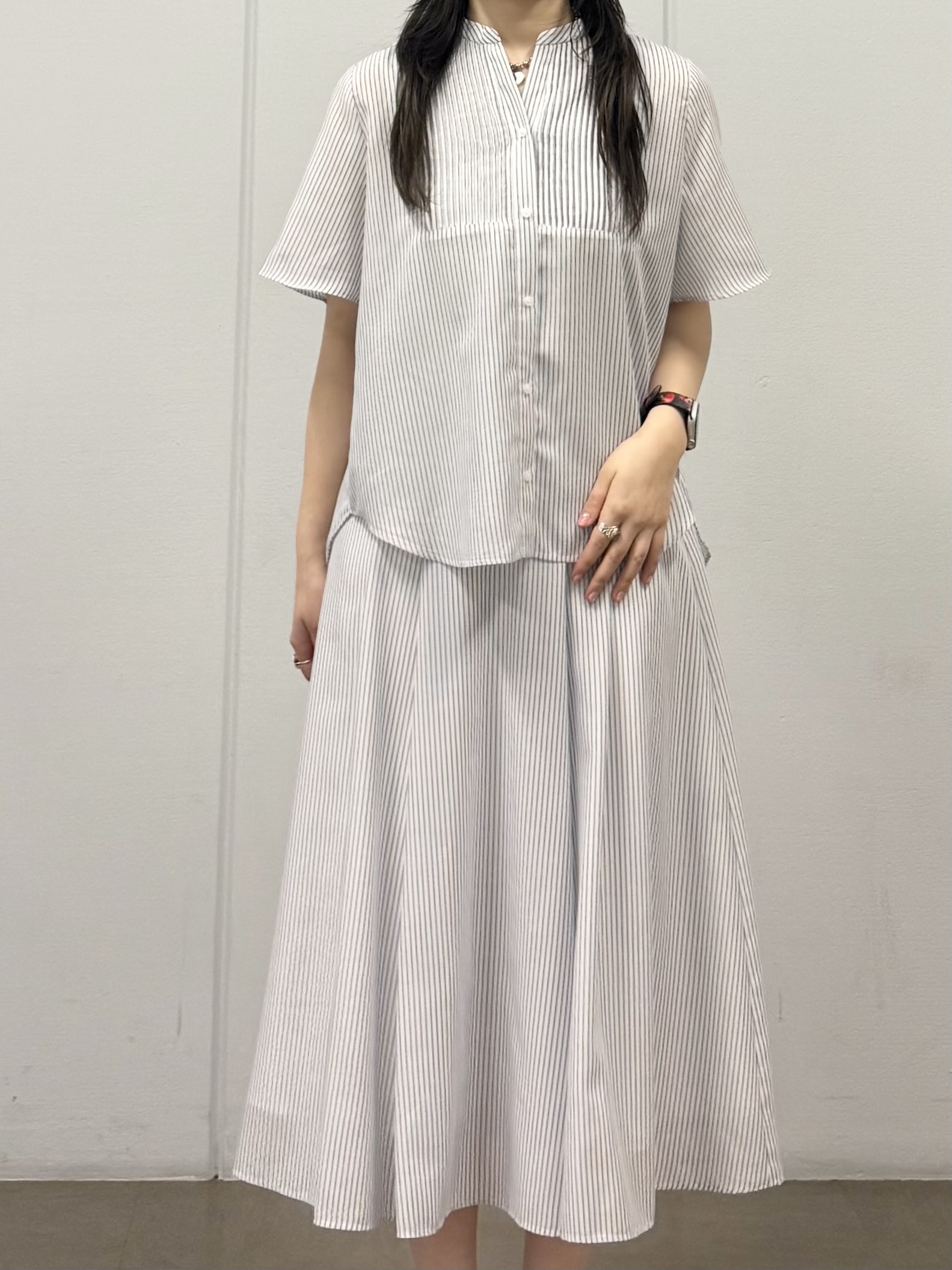 mizukiさんの「INDIVI｜【接触冷感／洗える／2WAY】ドロスト付 シアーシャンブレーシャツ」を使ったコーディネート