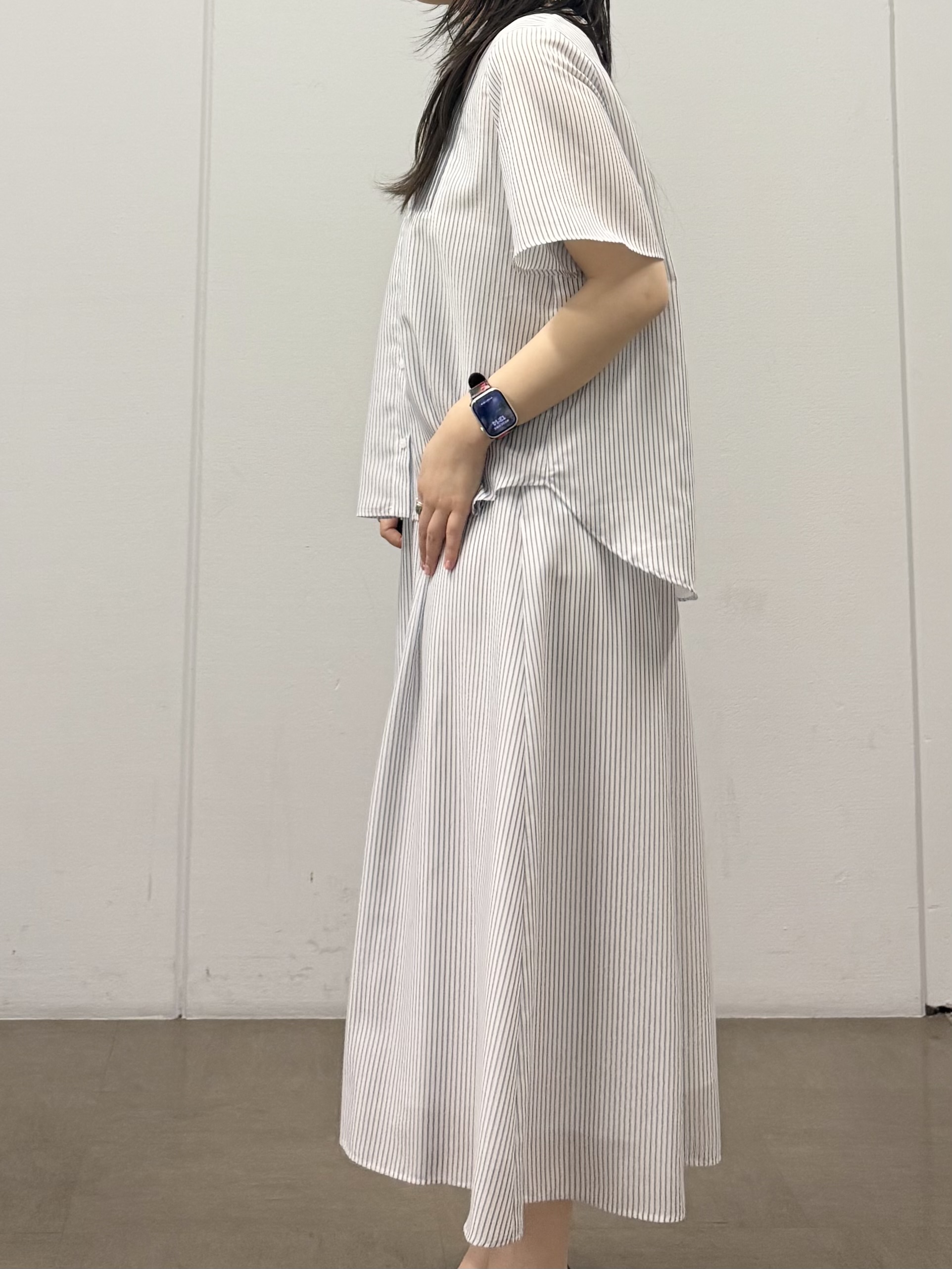 mizukiさんの「INDIVI｜【接触冷感／洗える／2WAY】ドロスト付 シアーシャンブレーシャツ」を使ったコーディネート