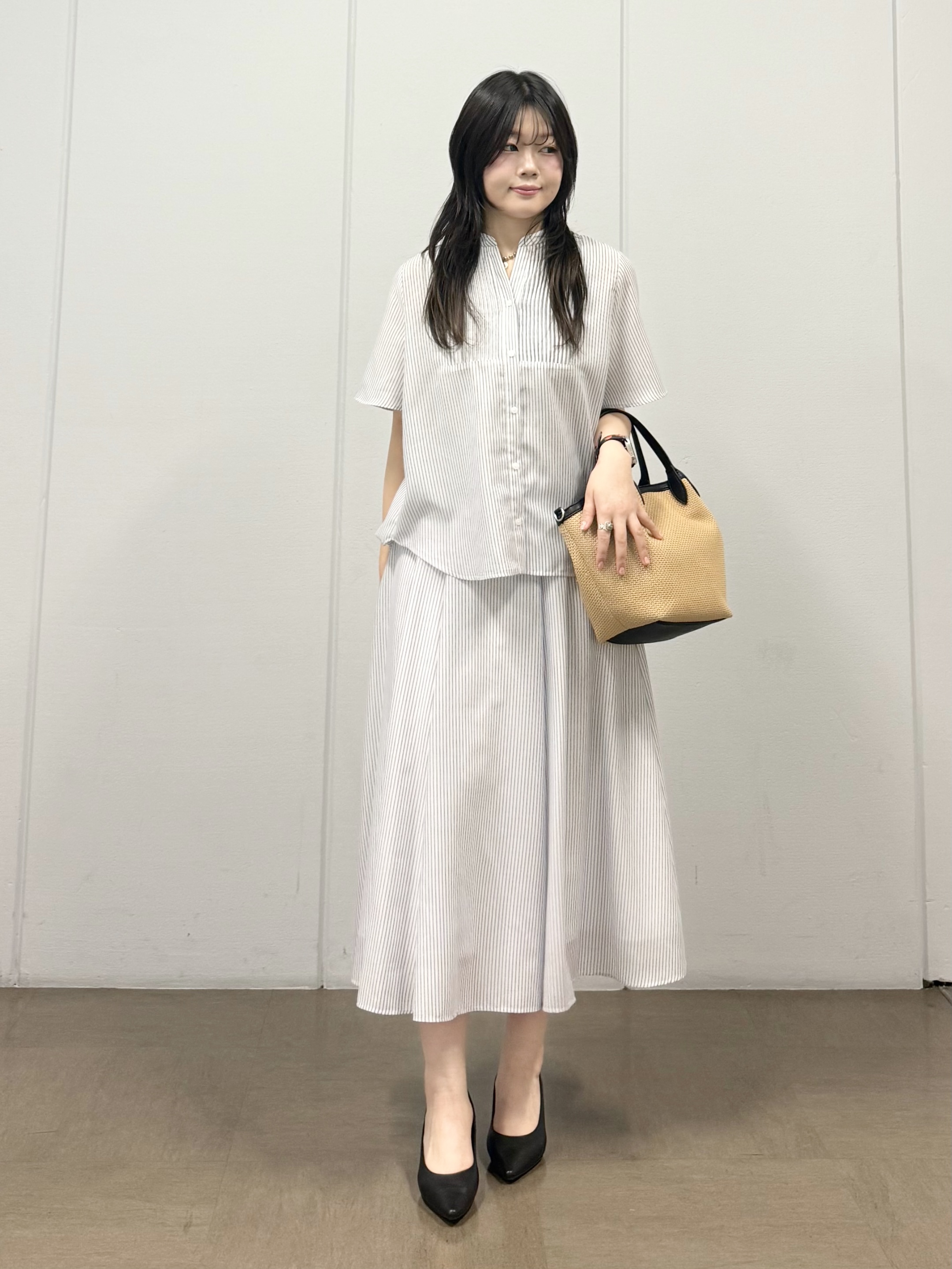 mizukiさんの「INDIVI｜【接触冷感／洗える／2WAY】ドロスト付 シアーシャンブレーシャツ」を使ったコーディネート