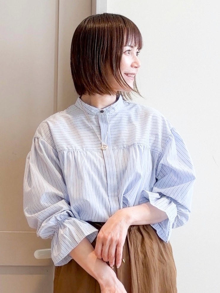 yamakoさんの「grove｜【貴島明日香さん着用／イージーケア／接触冷感】麻混スタンドギャザーシャツ」を使ったコーディネート