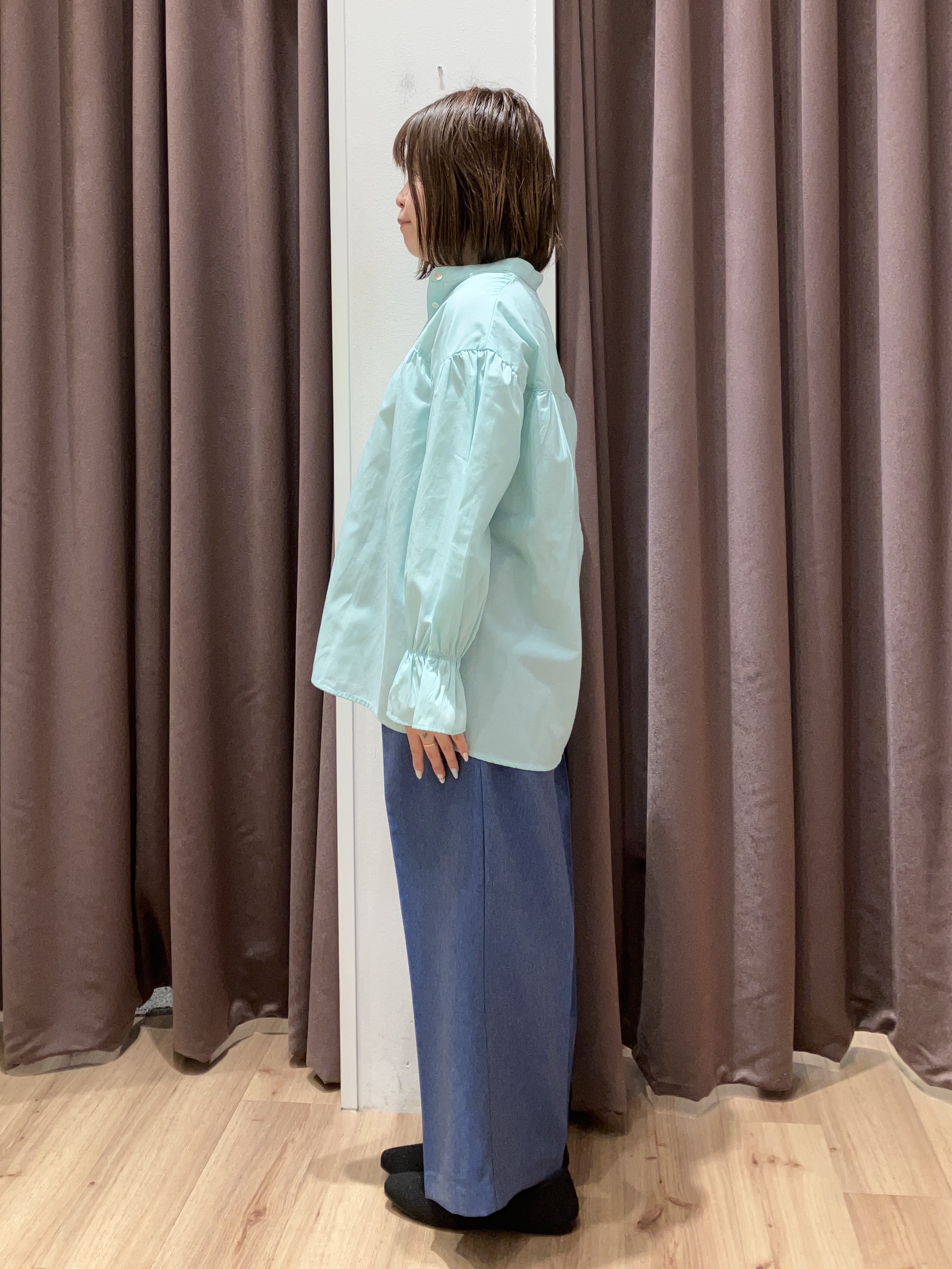 みちゃさんの「grove｜【貴島明日香さん着用／イージーケア／接触冷感】麻混スタンドギャザーシャツ」を使ったコーディネート