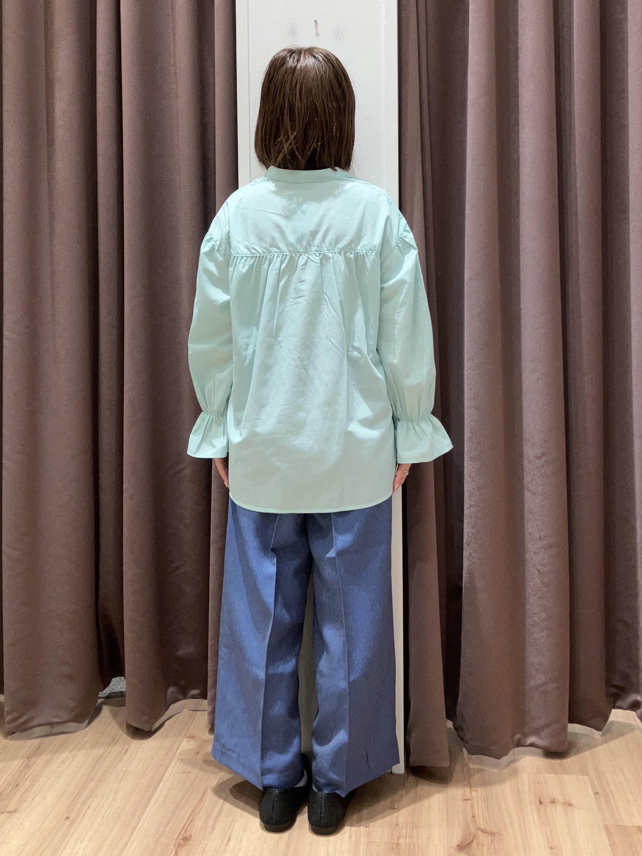 みちゃさんの「grove｜【貴島明日香さん着用／イージーケア／接触冷感】麻混スタンドギャザーシャツ」を使ったコーディネート