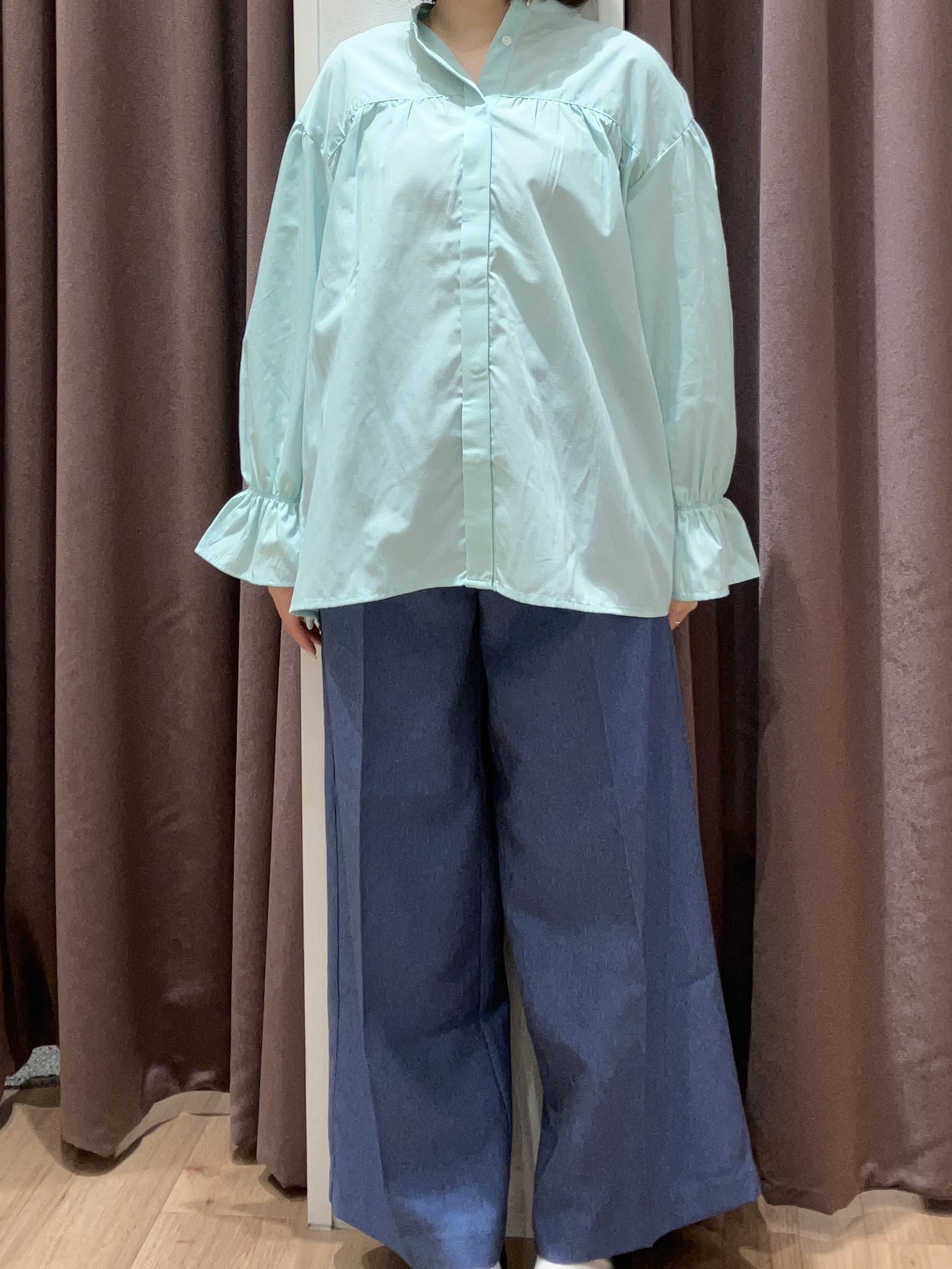 みちゃさんの「grove｜【貴島明日香さん着用／イージーケア／接触冷感】麻混スタンドギャザーシャツ」を使ったコーディネート