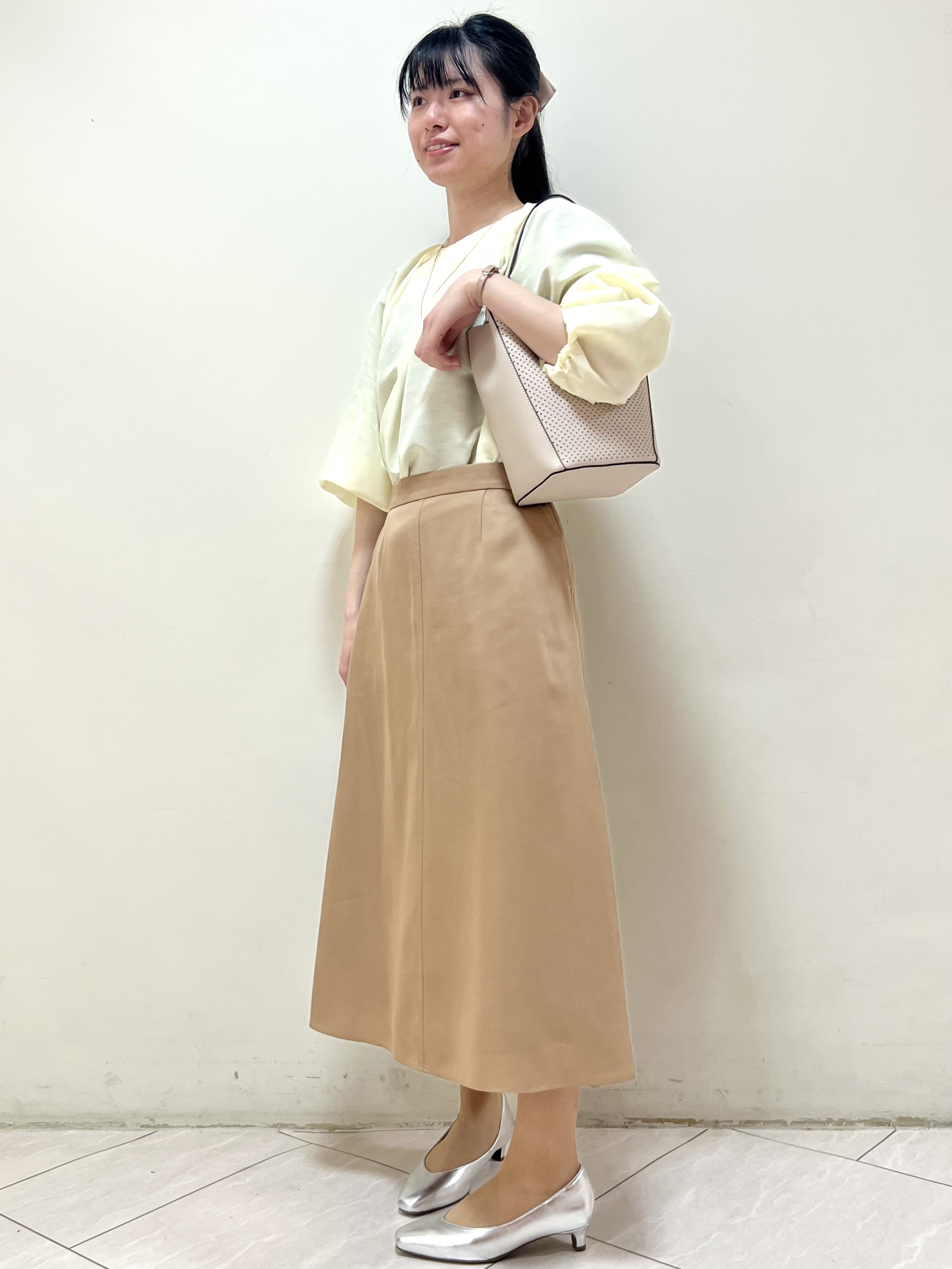 yanaさんの「Reflect｜【接触冷感】ボリュームスリーブサテンジャカードブラウス」を使ったコーディネート