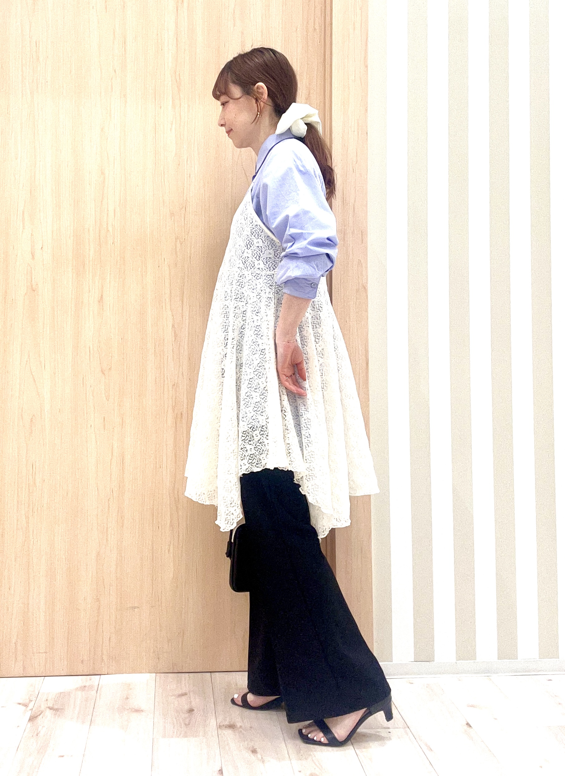 ririさんの「SHOO･LA･RUE｜【体型カバー】バックギャザーで魅せる オーバーサイズシャツ」を使ったコーディネート