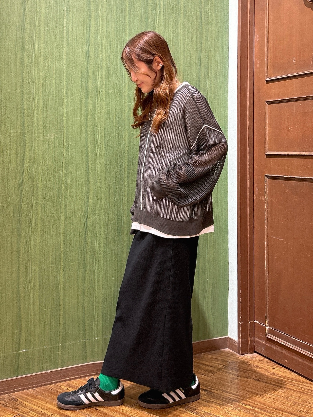 かおりさんの「SHOO･LA･RUE｜【2点セット/洗濯機可/S-LL】時短でこなれ見え カーデにもなる2WAYメッシュニット+半袖ロゴT」を使ったコーディネート