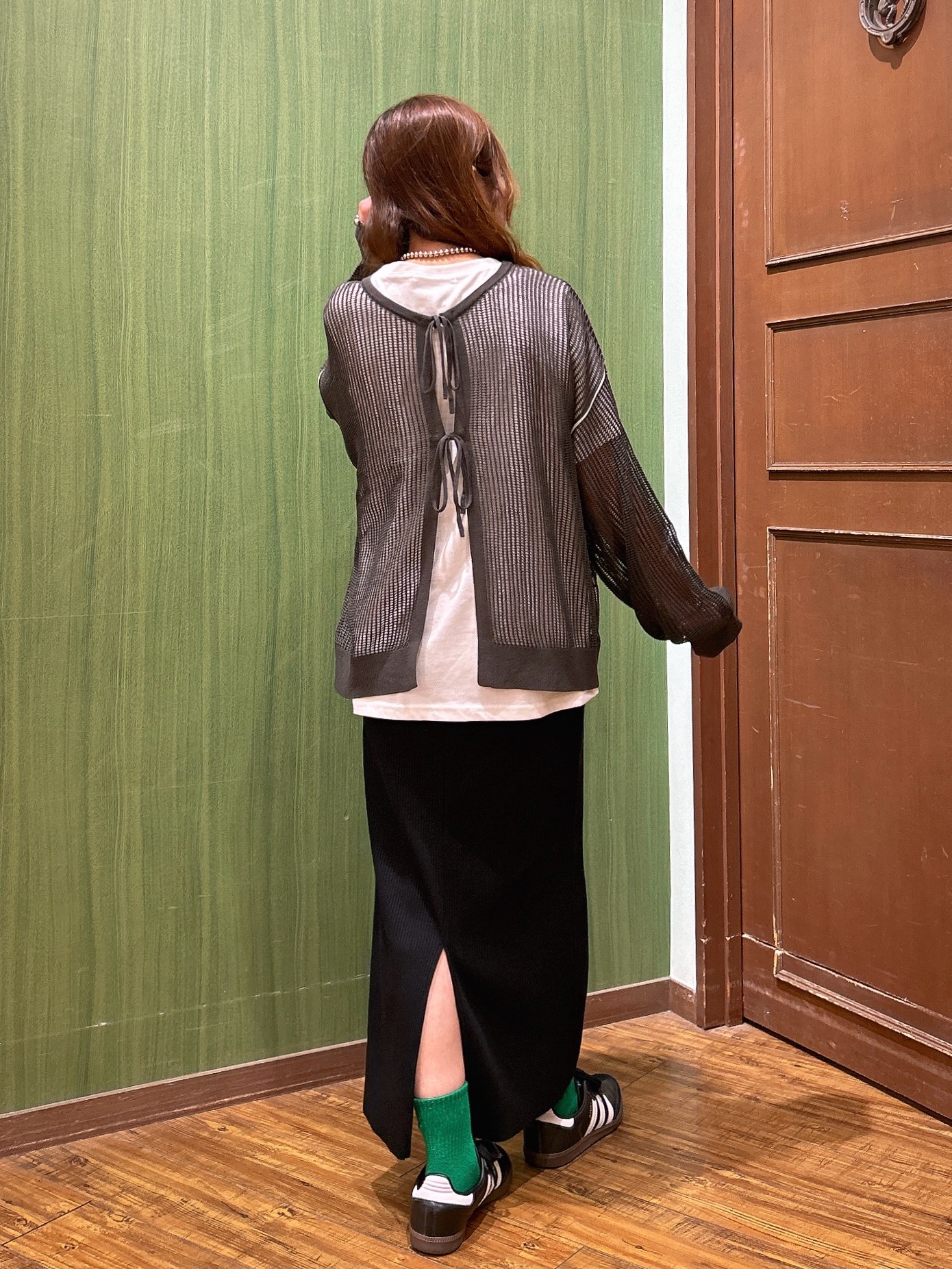 かおりさんの「SHOO･LA･RUE｜【2点セット/洗濯機可/S-LL】時短でこなれ見え カーデにもなる2WAYメッシュニット+半袖ロゴT」を使ったコーディネート