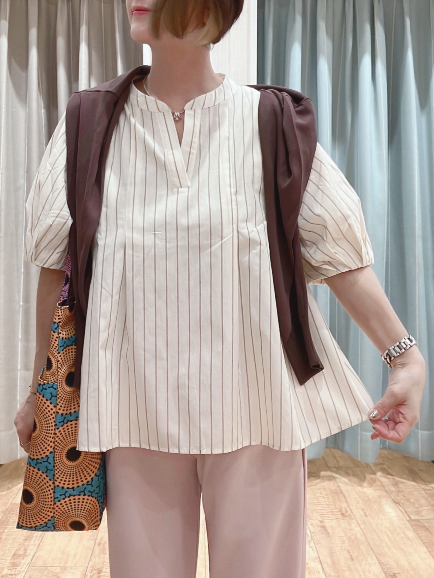 aaamiさんの「SHOO･LA･RUE｜【洗濯機可/ひんやり/UV】さらっとしたタッチが心地よい ショート丈 Vネックカーディガン」を使ったコーディネート