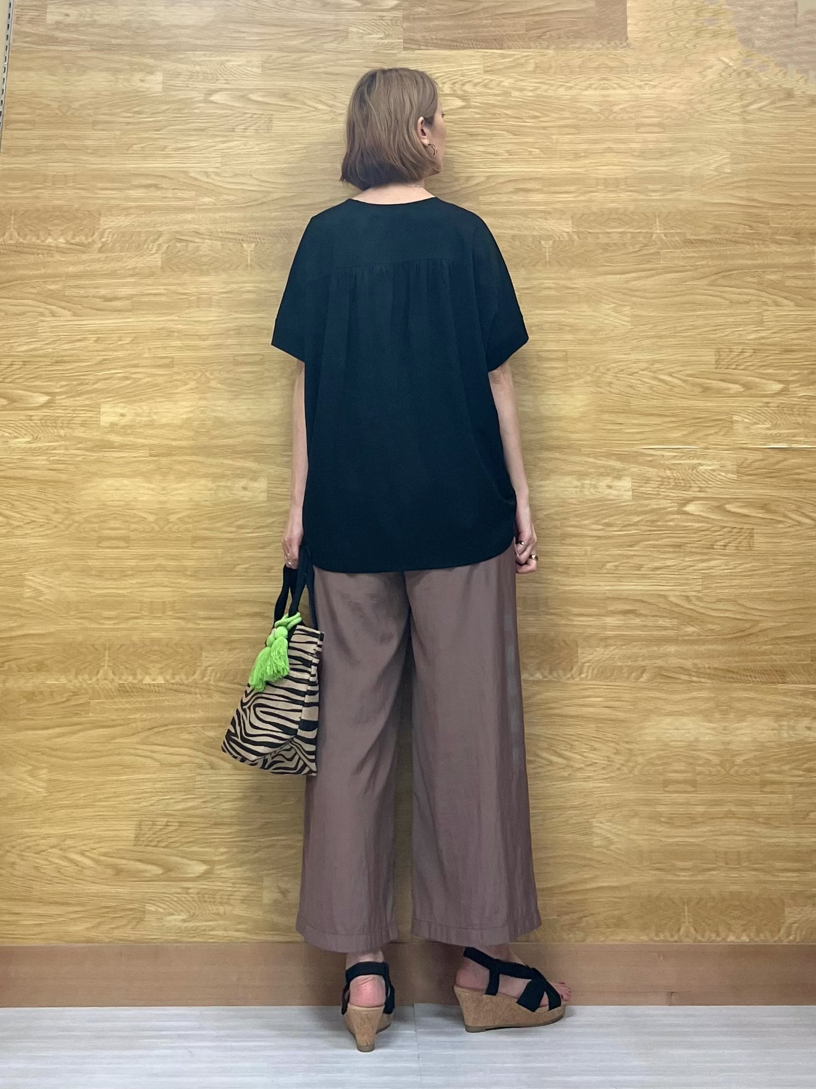 もすさんの「SHOO･LA･RUE｜【ひんやり/UV/S-LL/体型カバー】バックギャザーでこなれ見え ひやとろドルマンTシャツ」を使ったコーディネート