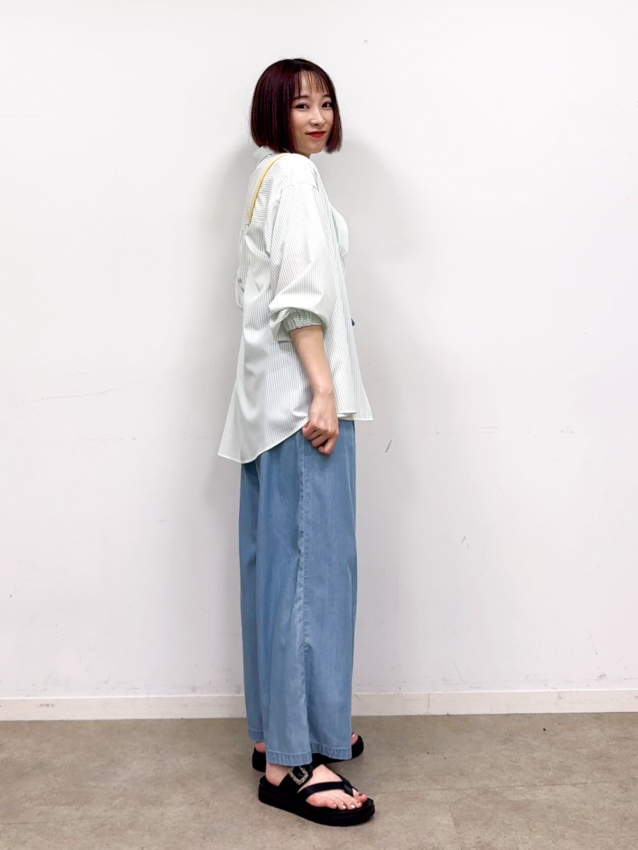 𝐜𝐡𝐢𝐤𝐚さんの「SHOO･LA･RUE｜【ひんやり/UV/吸水速乾/洗濯後しわになりにくい】ラッシュガードにもなる ストライプシャツ」を使ったコーディネート