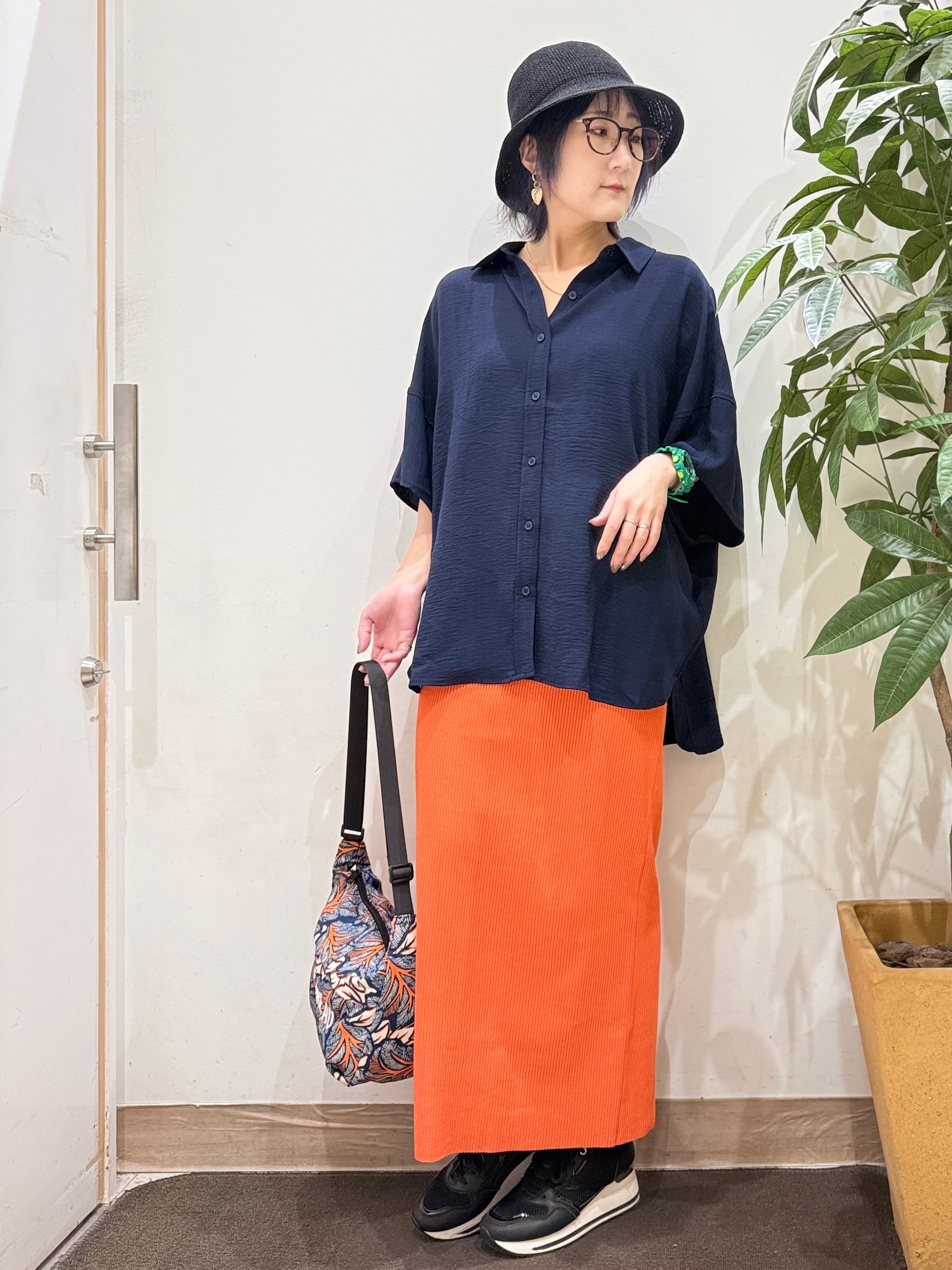 misakiさんの「SHOO･LA･RUE｜【高レビュー/洗濯後しわになりにくい/体型カバー】きちんとゆるっと 大人の抜け感 ポンチョ風カラーシ」を使ったコーディネート