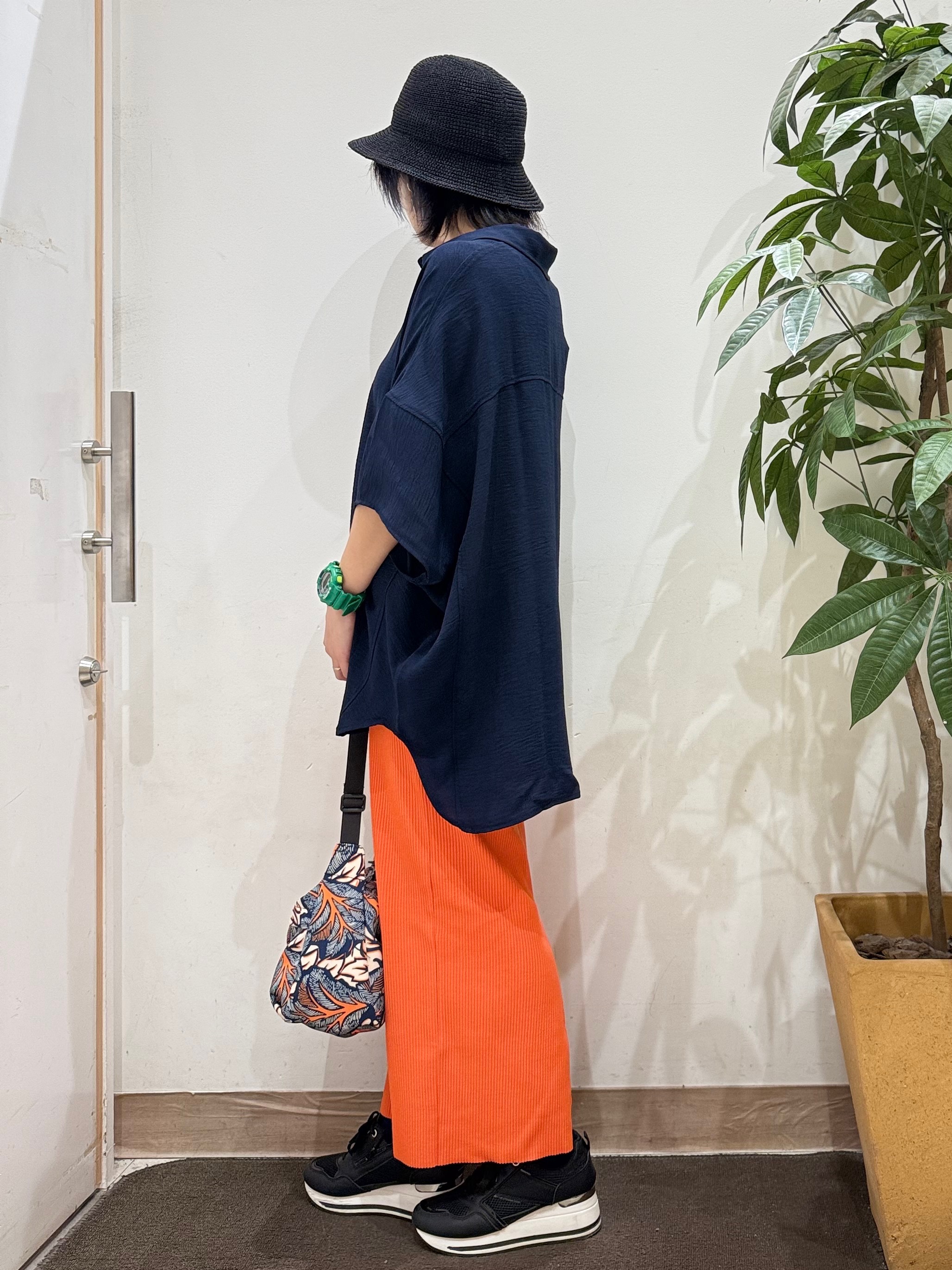 misakiさんの「SHOO･LA･RUE｜【高レビュー/洗濯後しわになりにくい/体型カバー】きちんとゆるっと 大人の抜け感 ポンチョ風カラーシ」を使ったコーディネート
