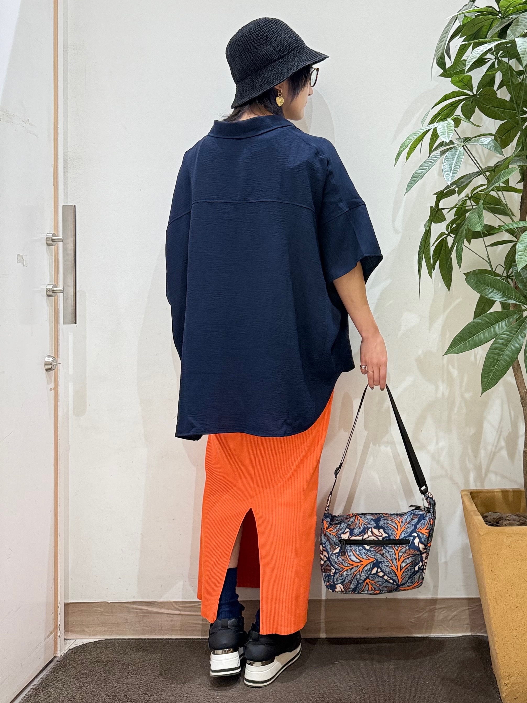 misakiさんの「SHOO･LA･RUE｜【高レビュー/洗濯後しわになりにくい/体型カバー】きちんとゆるっと 大人の抜け感 ポンチョ風カラーシ」を使ったコーディネート