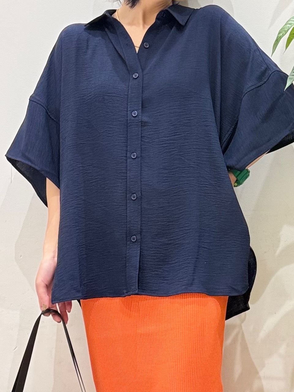 misakiさんの「SHOO･LA･RUE｜【高レビュー/洗濯後しわになりにくい/体型カバー】きちんとゆるっと 大人の抜け感 ポンチョ風カラーシ」を使ったコーディネート