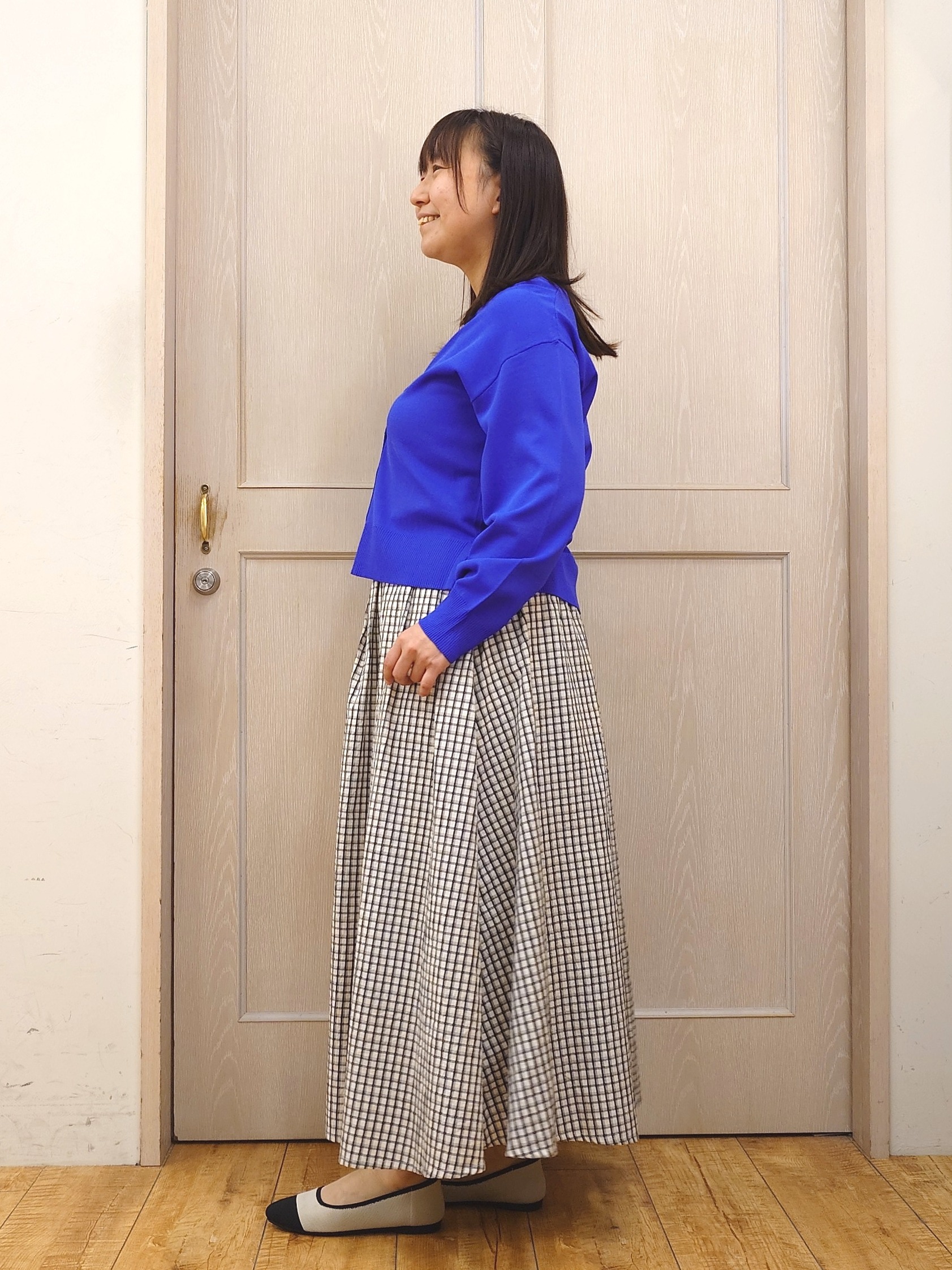 とろろさんの「SHOO･LA･RUE｜【洗濯機可/ひんやり/UV】さらっとしたタッチが心地よい ショート丈 Vネックカーディガン」を使ったコーディネート