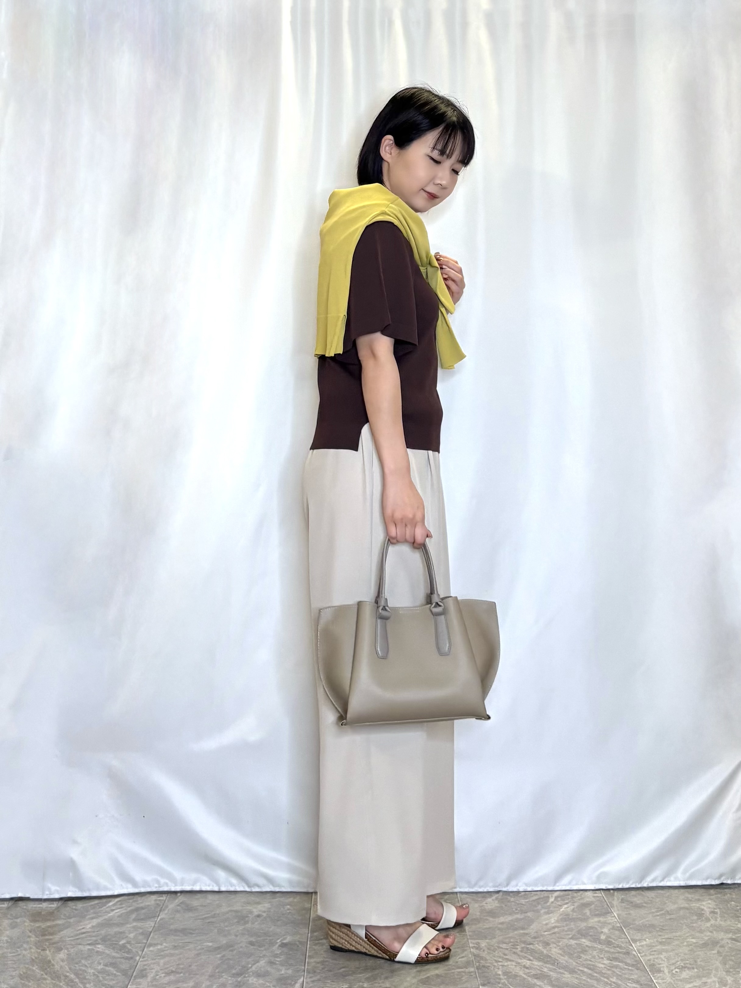 ネリさんの「SHOO･LA･RUE｜【洗濯機可/ひんやり/UV】さらっとしたタッチが心地よい ショート丈 Vネックカーディガン」を使ったコーディネート