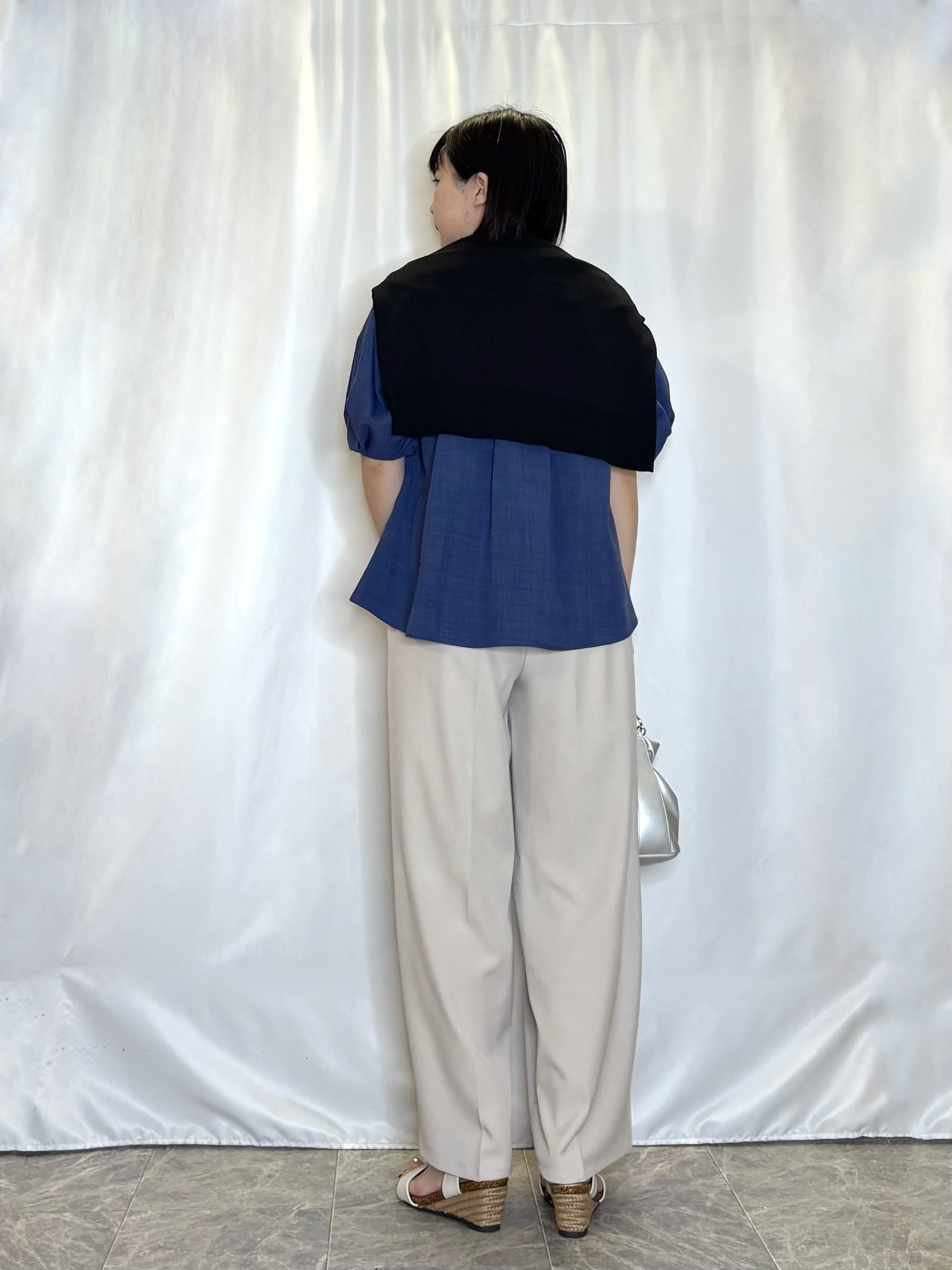 ネリさんの「SHOO･LA･RUE｜【洗濯機可/ひんやり/UV】さらっとしたタッチが心地よい ショート丈 Vネックカーディガン」を使ったコーディネート