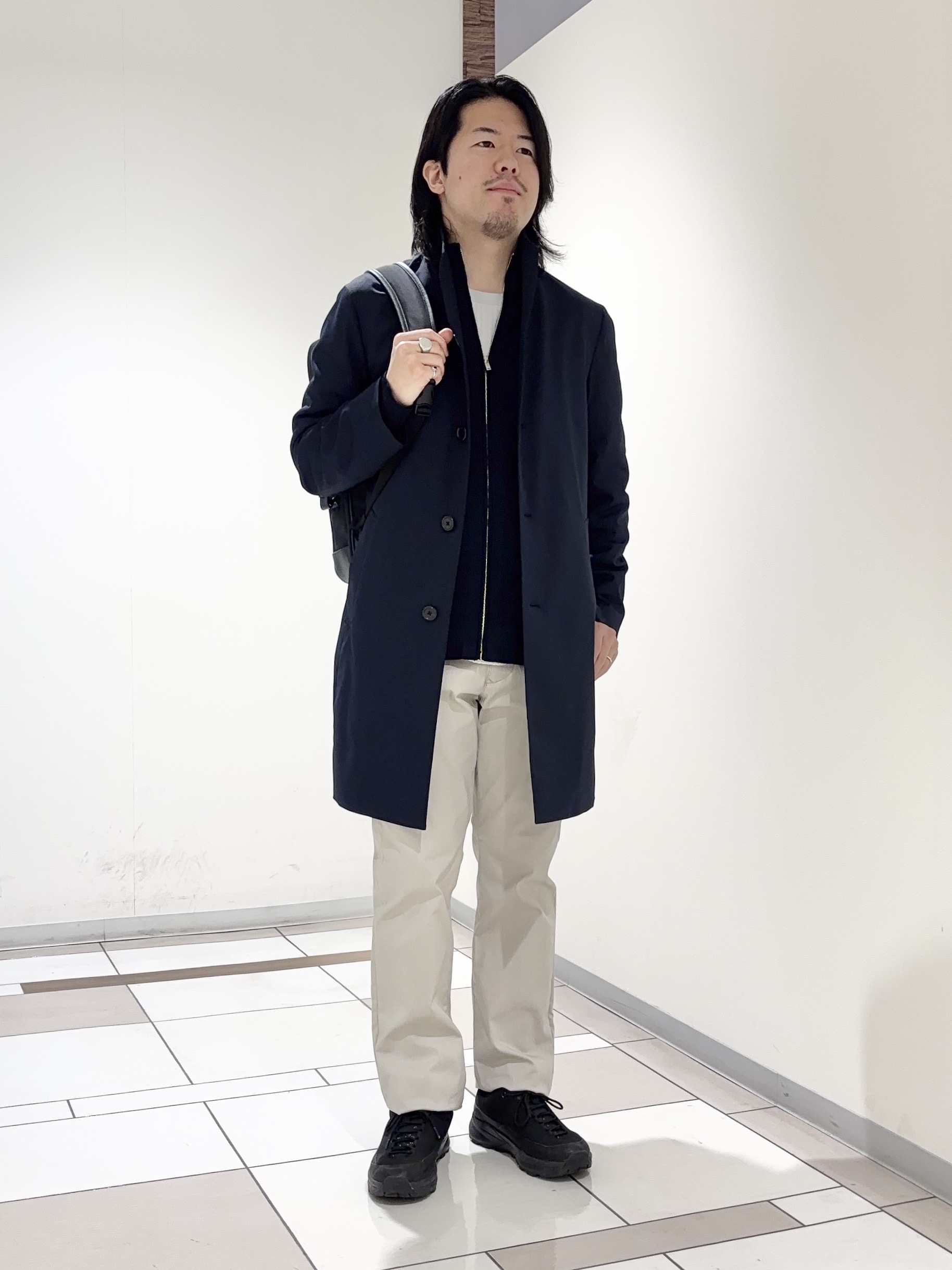 及川さんの「TAKEO KIKUCHI｜撥水ツイル スタンドカラー コート」を使ったコーディネート