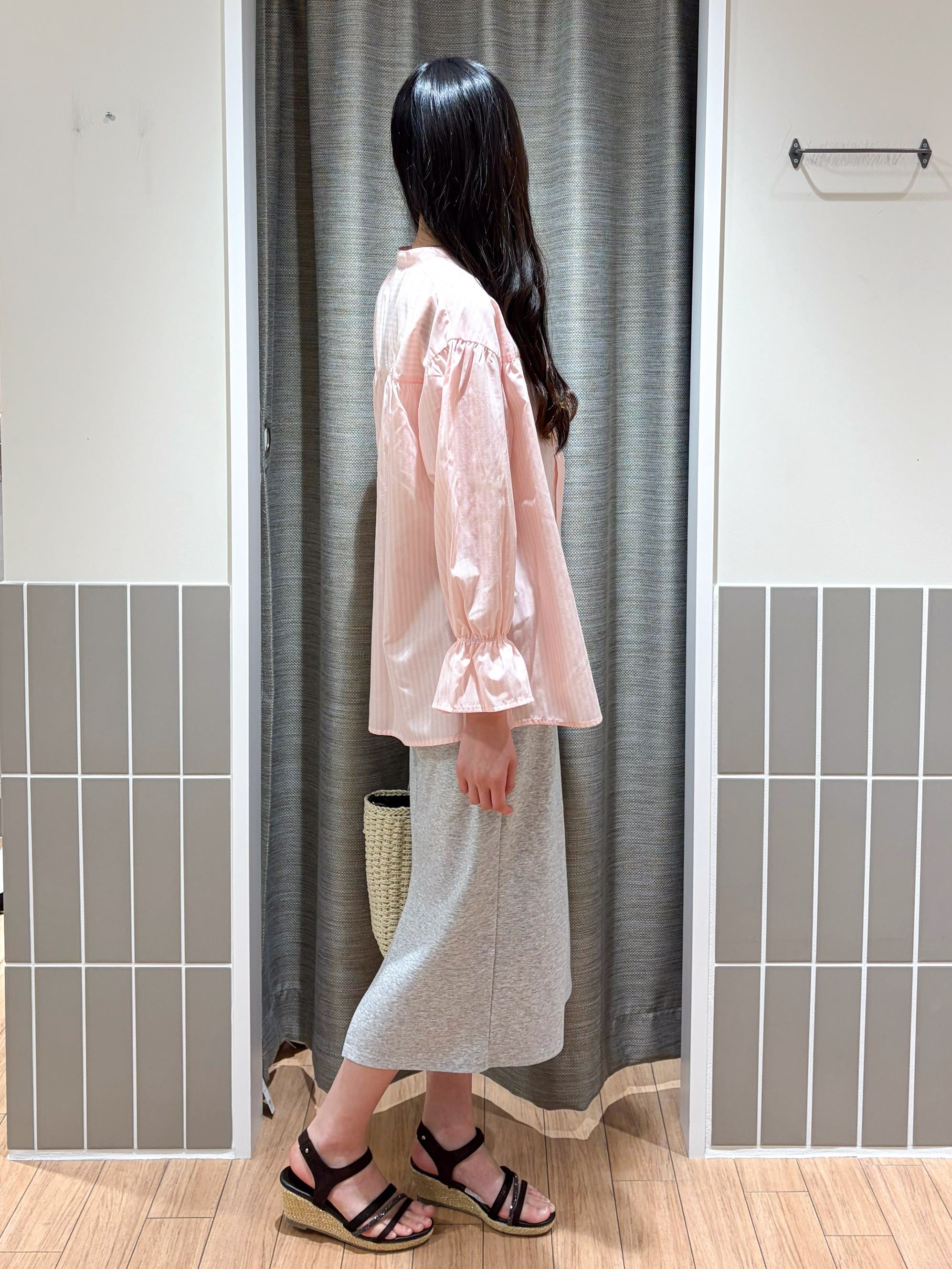 Kotoさんの「grove｜【貴島明日香さん着用／イージーケア／接触冷感】麻混スタンドギャザーシャツ」を使ったコーディネート