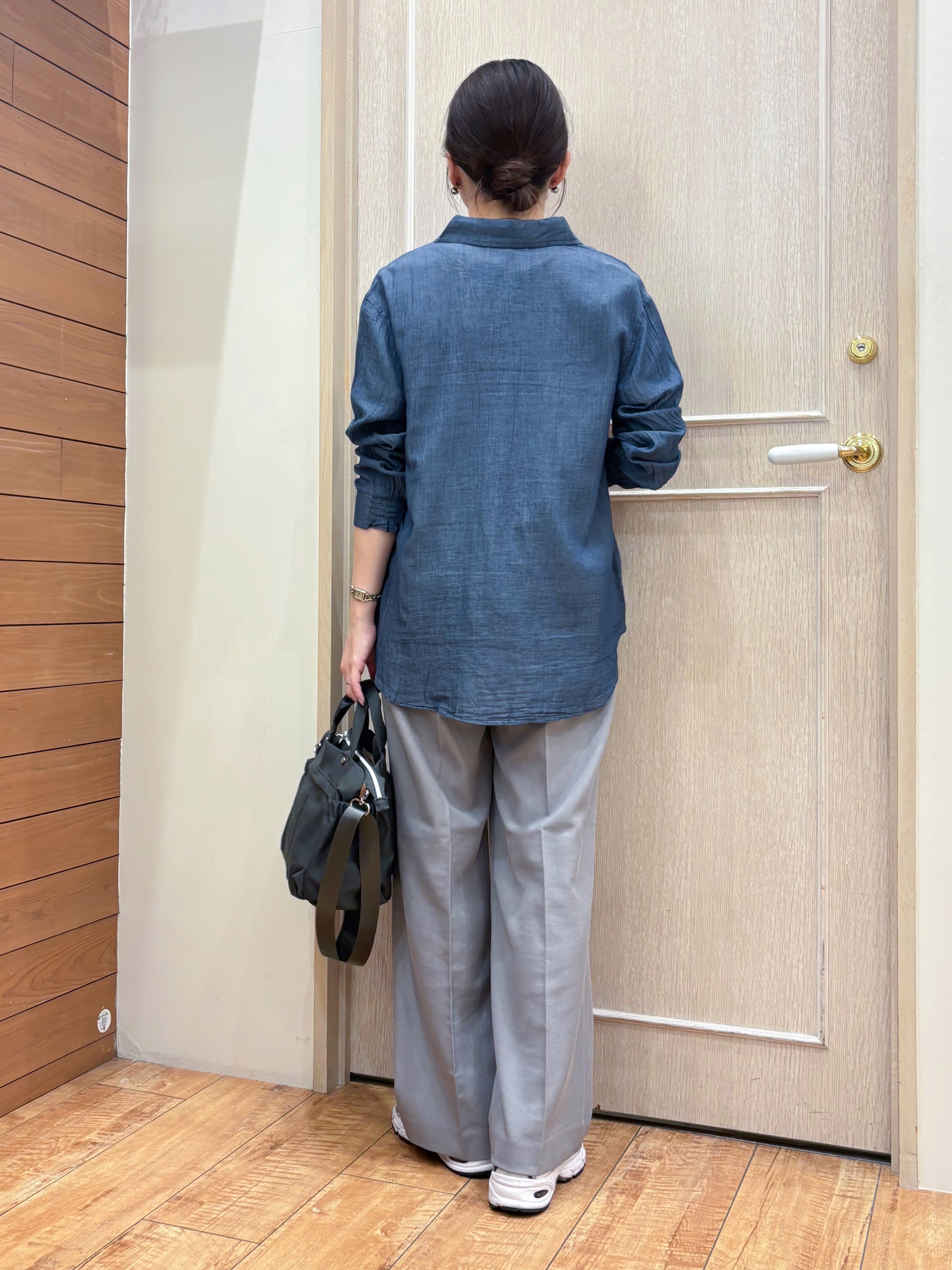 なみさんの「SHOO･LA･RUE｜【綿100%/UV/S-LL/体型カバー】優しく透ける 柔らかシアーデニムシャツ」を使ったコーディネート