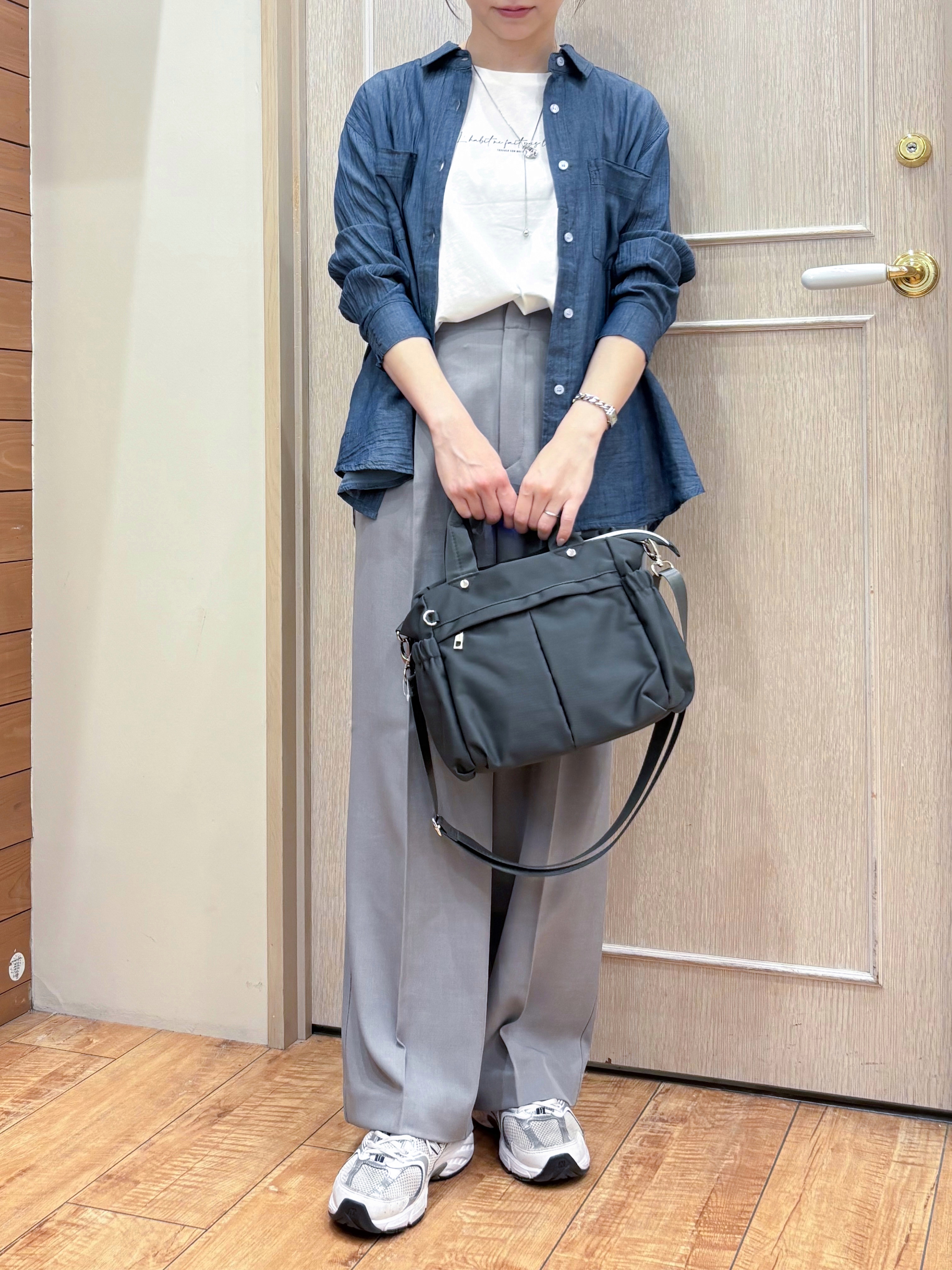 なみさんの「SHOO･LA･RUE｜【綿100%/UV/S-LL/体型カバー】優しく透ける 柔らかシアーデニムシャツ」を使ったコーディネート
