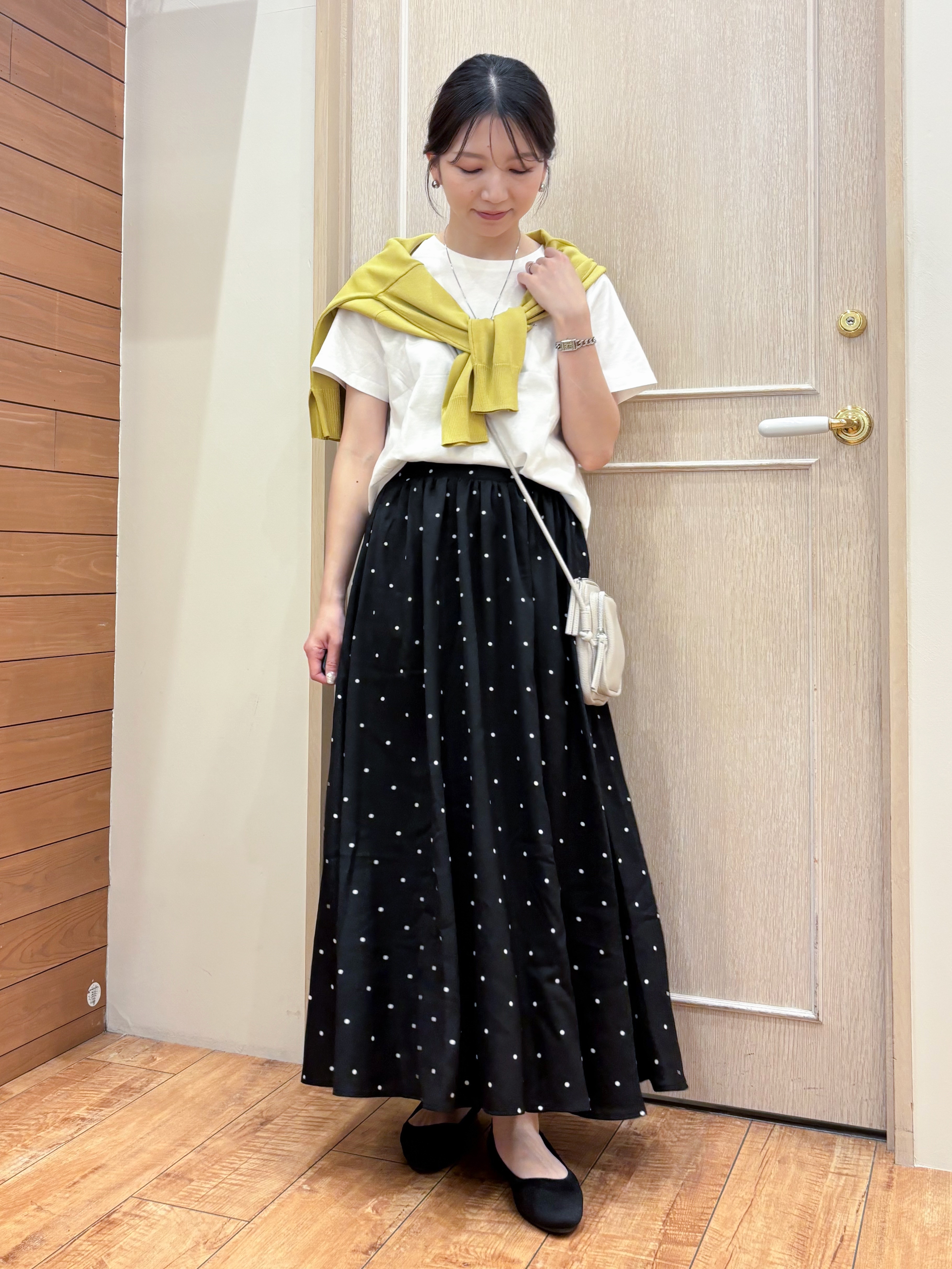 なみさんの「SHOO･LA･RUE｜【洗濯機可/ひんやり/UV】さらっとしたタッチが心地よい ショート丈 Vネックカーディガン」を使ったコーディネート