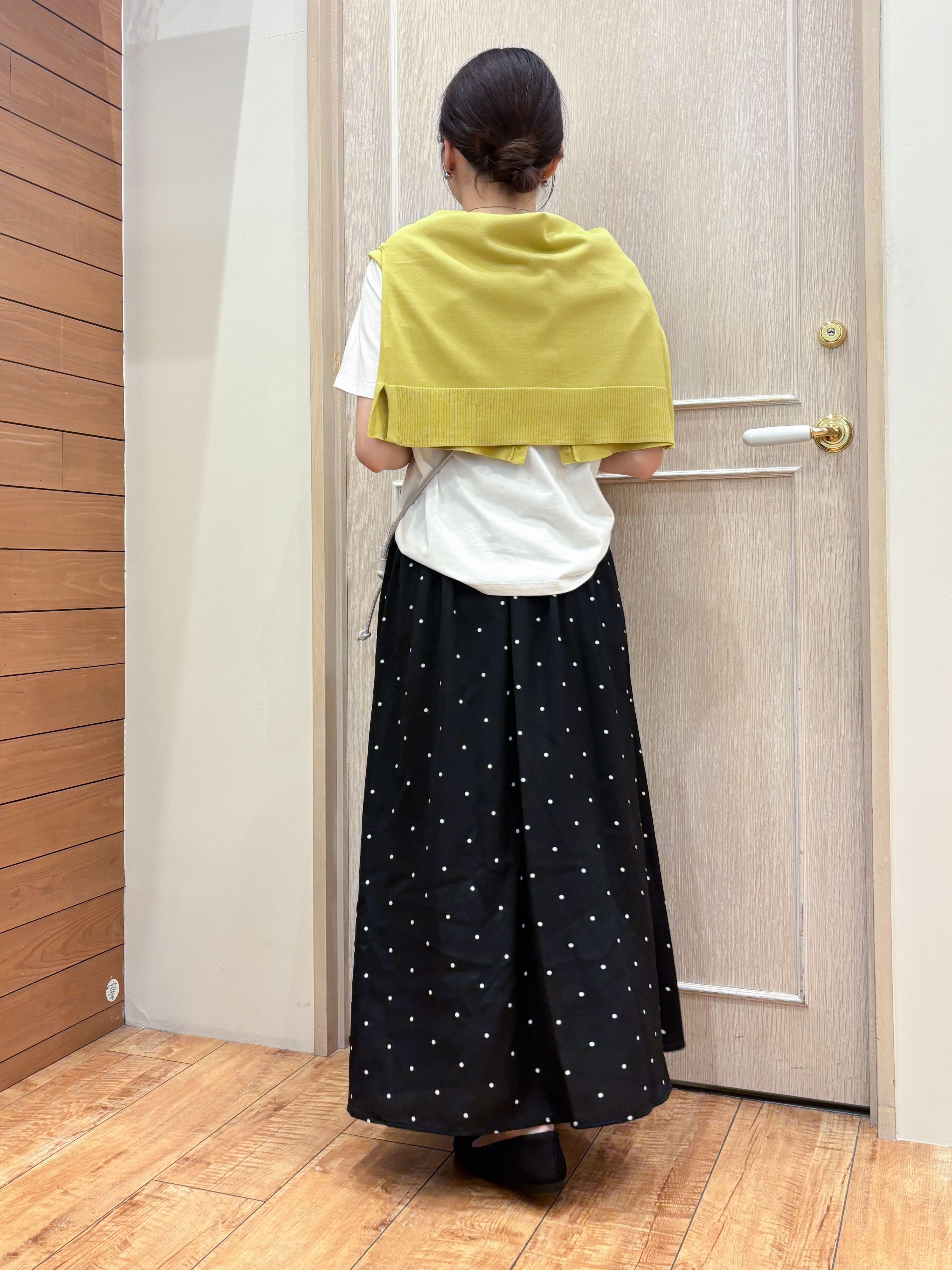 なみさんの「SHOO･LA･RUE｜【洗濯機可/ひんやり/UV】さらっとしたタッチが心地よい ショート丈 Vネックカーディガン」を使ったコーディネート