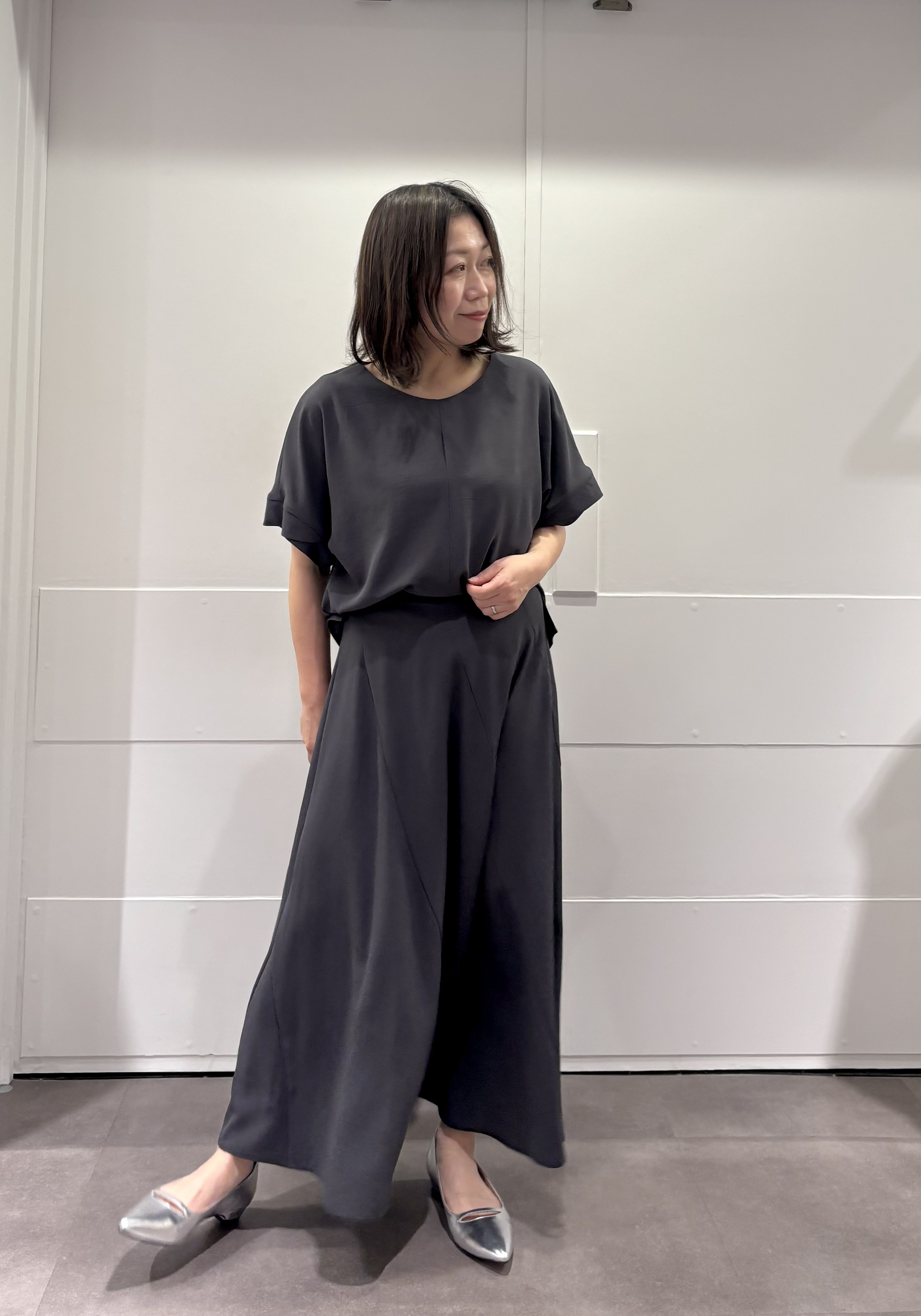 TOKOさんの「UNTITLED｜【前後2WAY/はっ水/セットアップ可】リラクシーフレンチスリーブブラウス」を使ったコーディネート