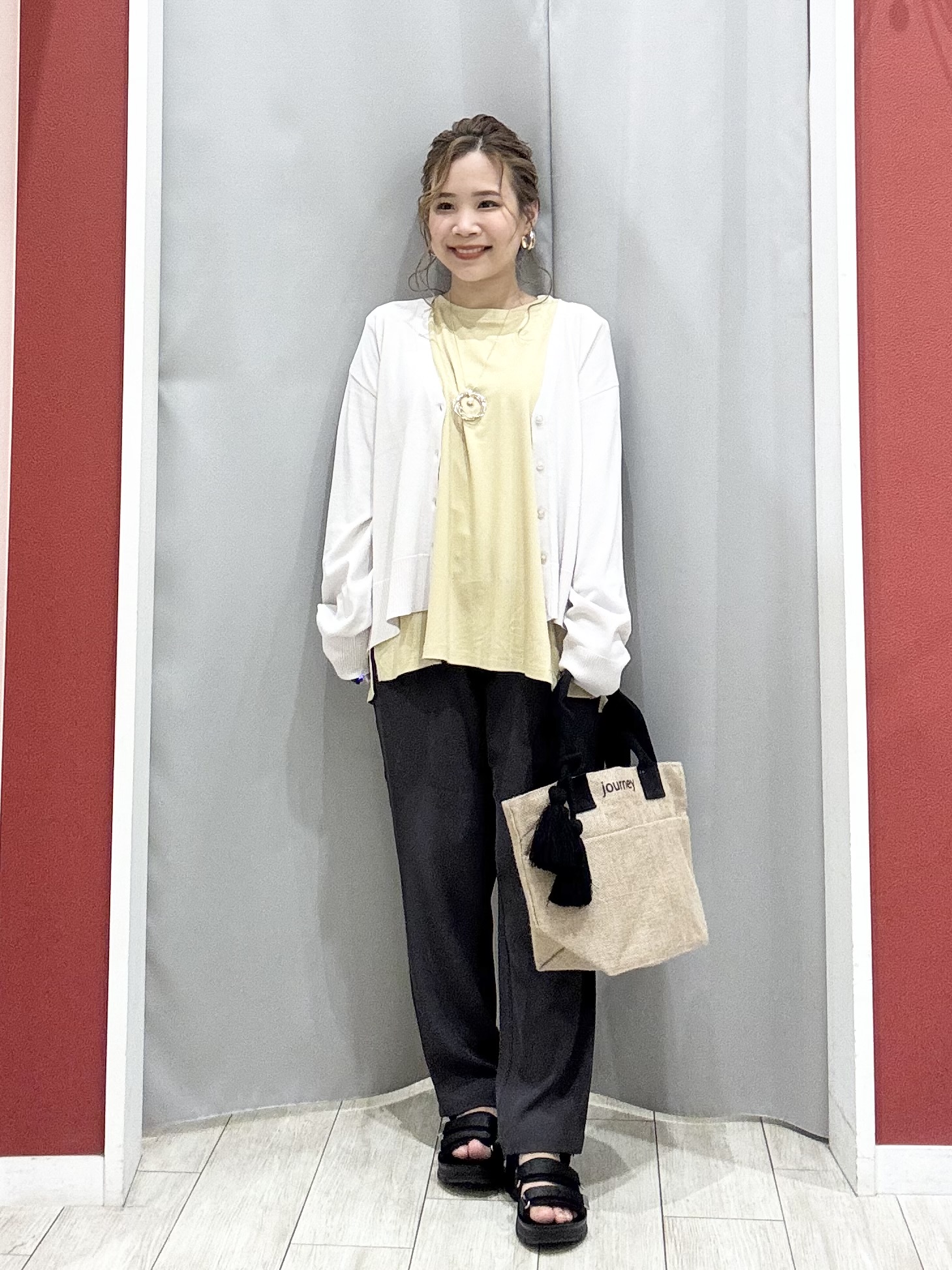 shioさんの「SHOO･LA･RUE｜【洗濯機可/ひんやり/UV】さらっとしたタッチが心地よい ショート丈 Vネックカーディガン」を使ったコーディネート