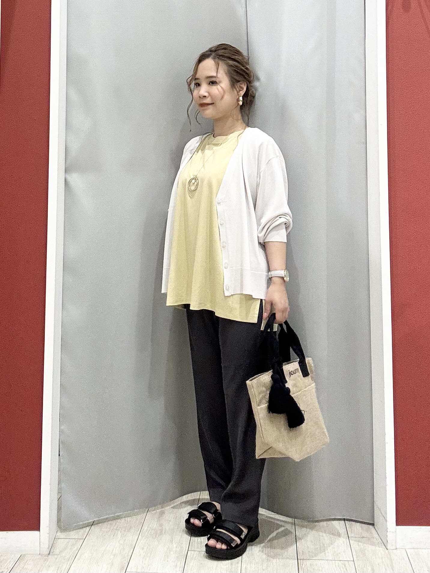 shioさんの「SHOO･LA･RUE｜【洗濯機可/ひんやり/UV】さらっとしたタッチが心地よい ショート丈 Vネックカーディガン」を使ったコーディネート