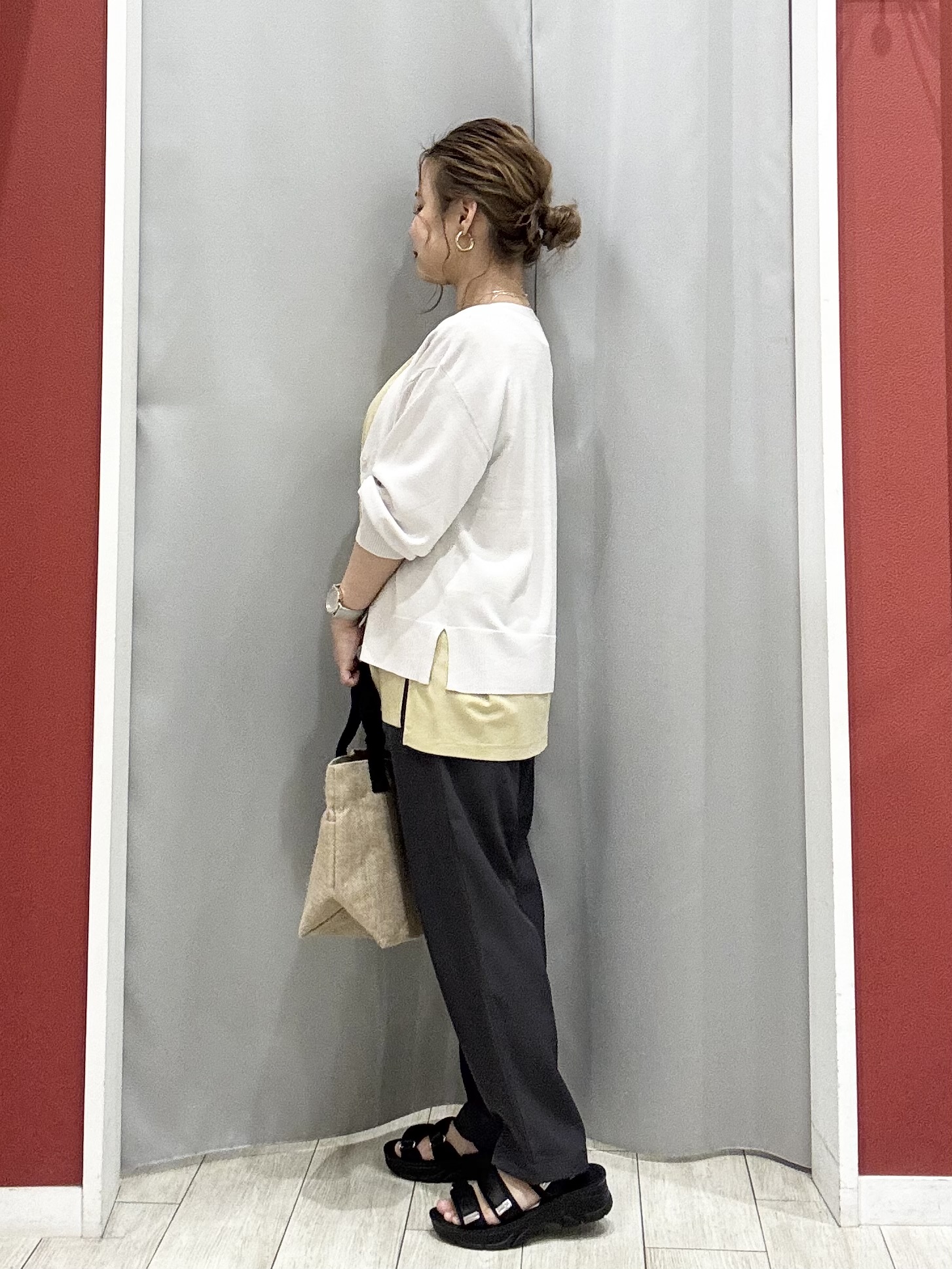shioさんの「SHOO･LA･RUE｜【洗濯機可/ひんやり/UV】さらっとしたタッチが心地よい ショート丈 Vネックカーディガン」を使ったコーディネート